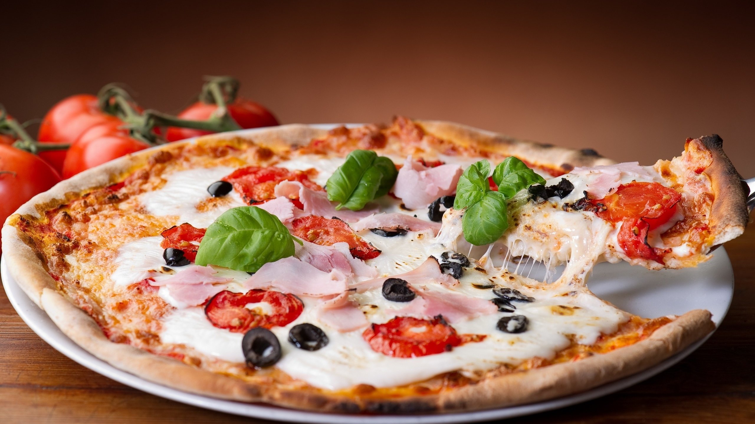 Обои сыр, помидоры, пицца, маслины, блюдо, cheese, tomatoes, pizza, olives, dish разрешение 3000x2000 Загрузить