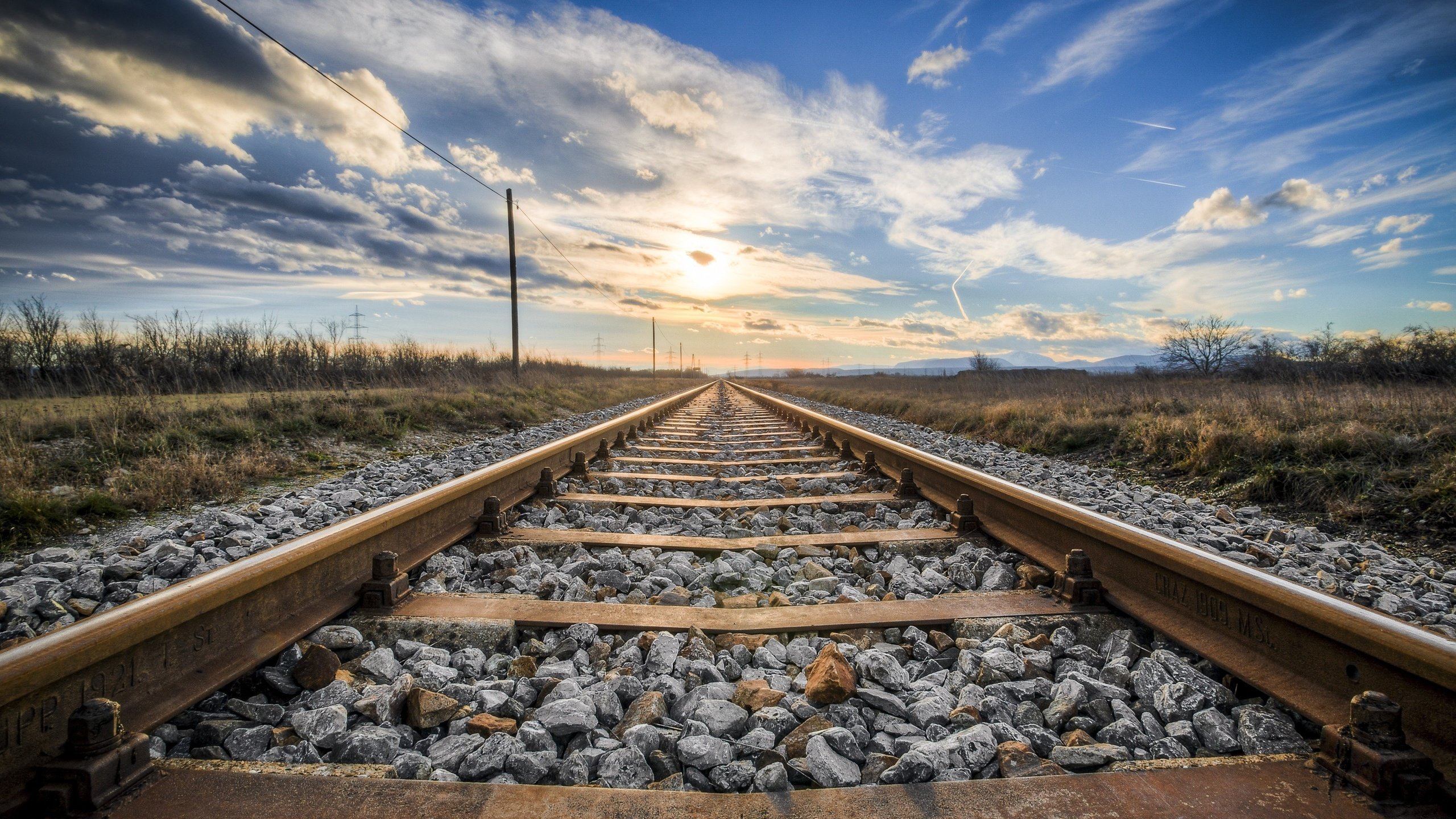 Обои небо, облака, железная дорога, рельсы, горизонт, гор, the sky, clouds, railroad, rails, horizon разрешение 3500x2333 Загрузить