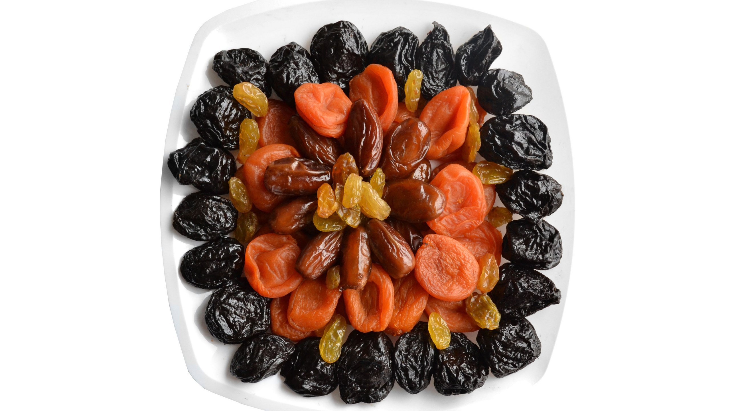 Обои белый фон, изюм, курага, сухофрукты, финики, чернослив, white background, raisins, dried apricots, dried fruits, dates, prunes разрешение 4000x2500 Загрузить