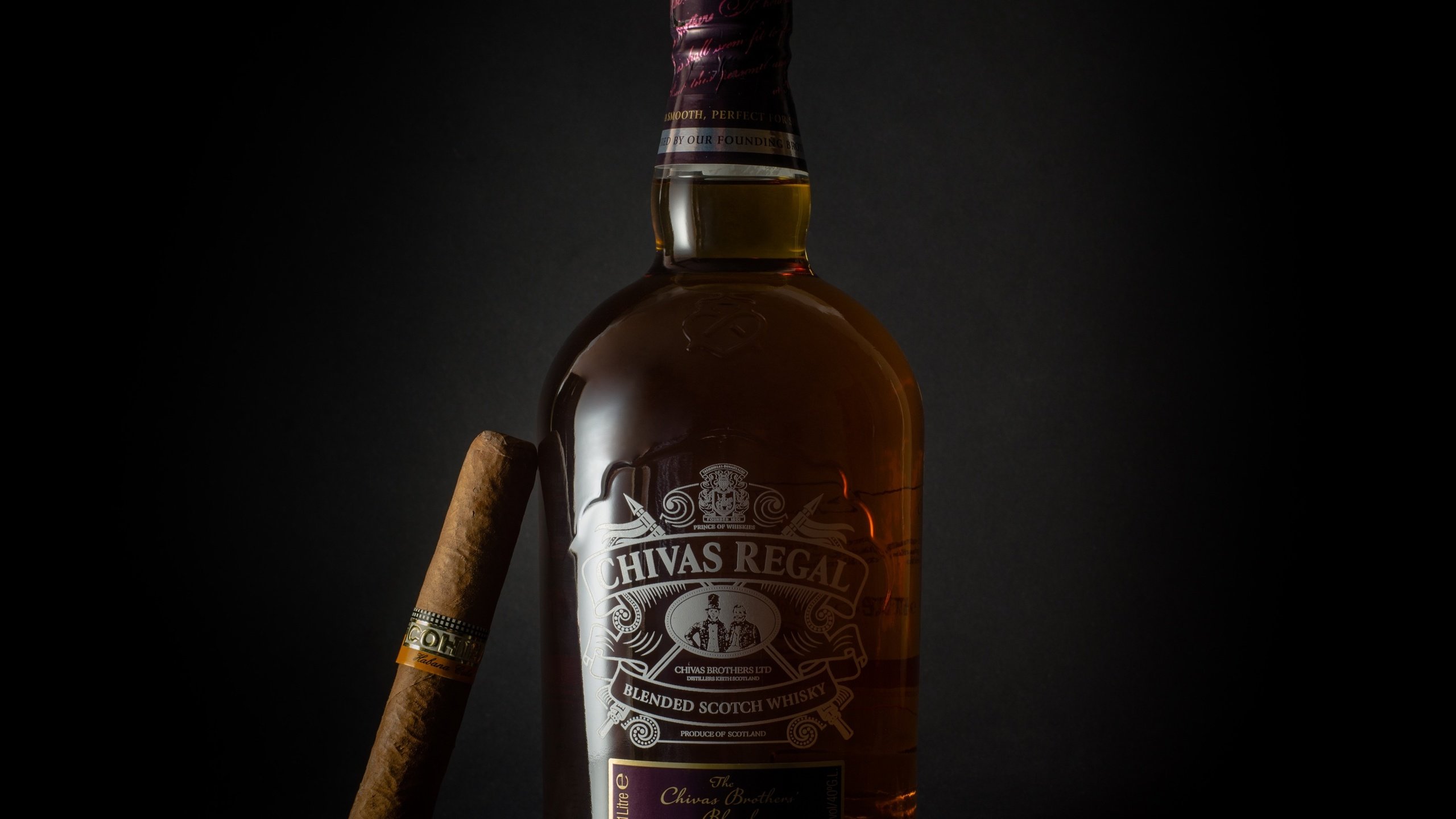 Обои черный фон, бутылка, алкоголь, сигара, виски, чивас ригал, black background, bottle, alcohol, cigar, whiskey, chivas regal разрешение 3000x2066 Загрузить