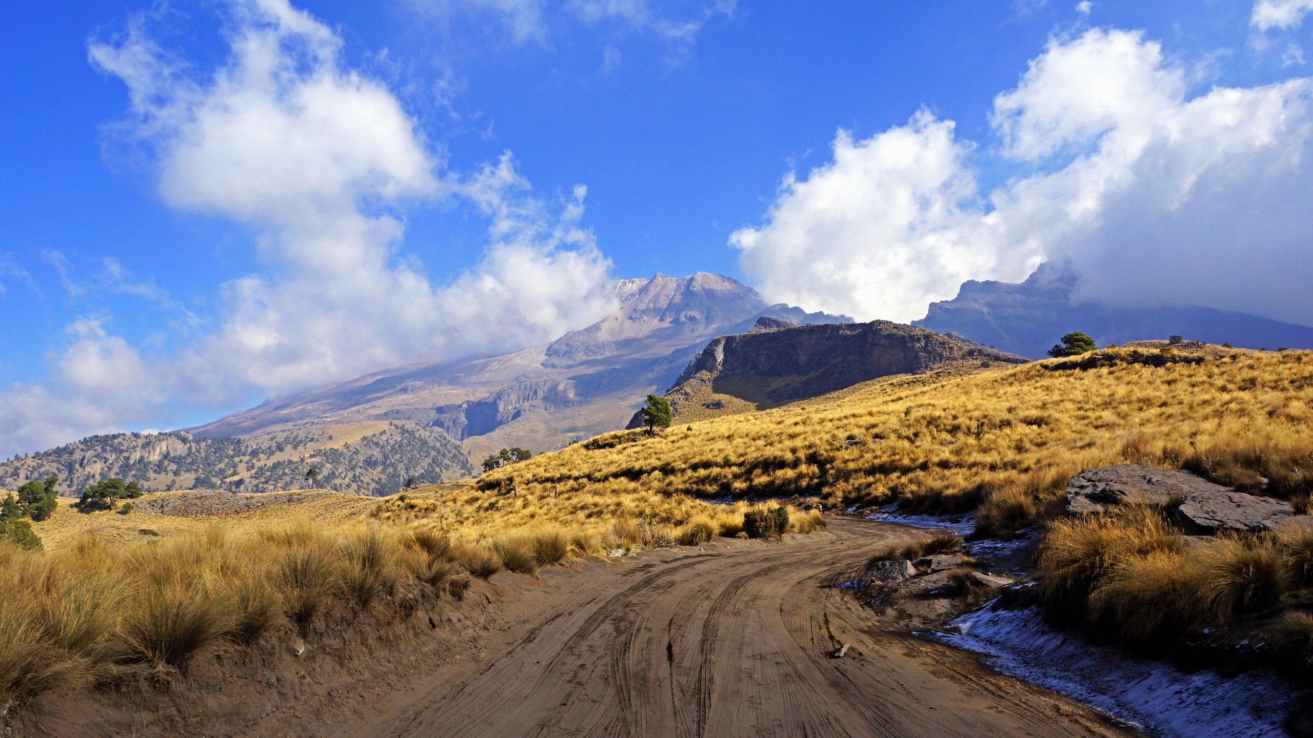 Обои небо, дорога, облака, горы, мексика, мехико, истаксиуатль, the sky, road, clouds, mountains, mexico, mexico city, iztaccihuatl разрешение 2580x1720 Загрузить