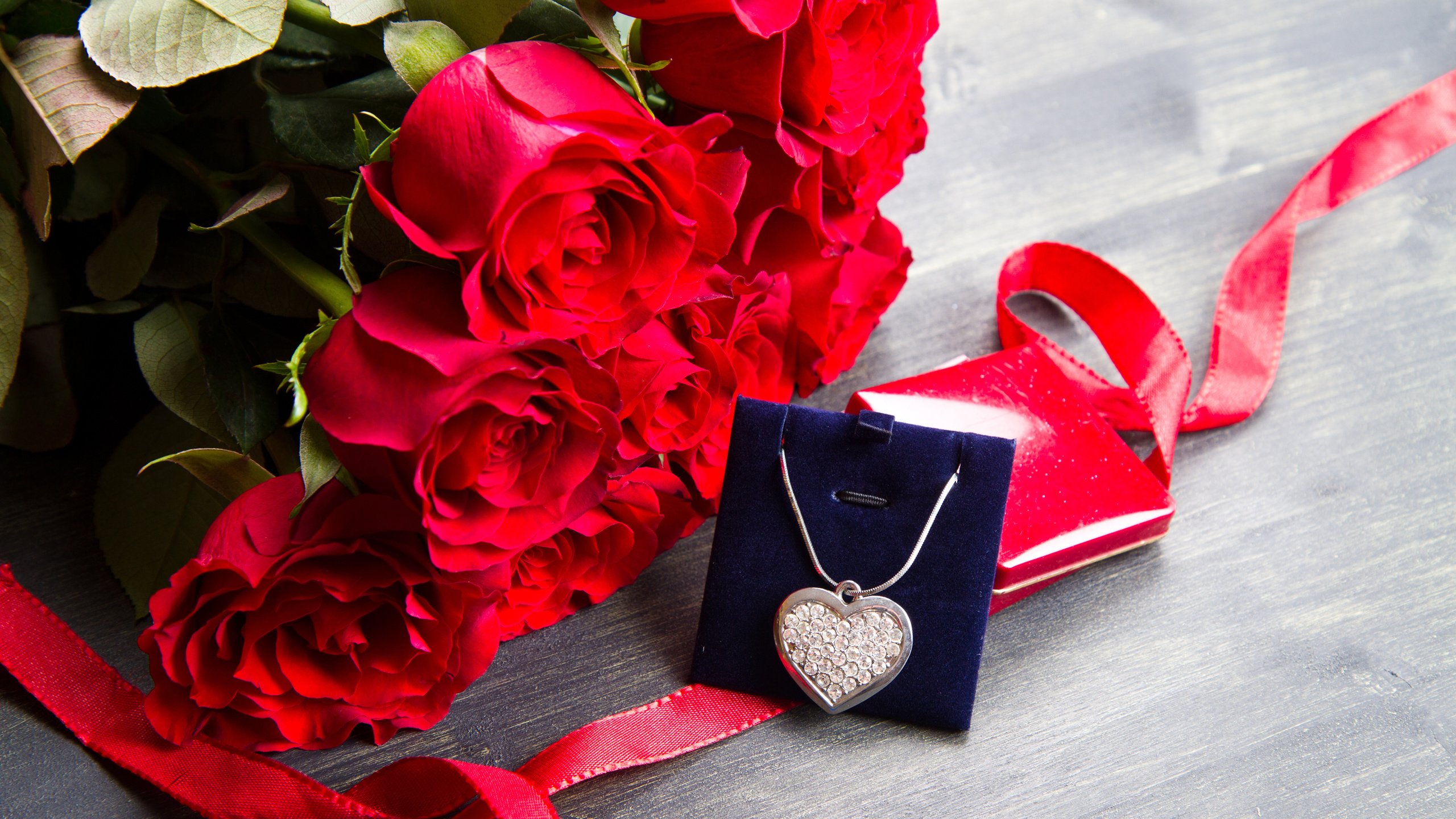 Обои цветы, розы, сердечко, любовь, букет, подарок, ожерелье, валентинов день, flowers, roses, heart, love, bouquet, gift, necklace, valentine's day разрешение 6016x4011 Загрузить