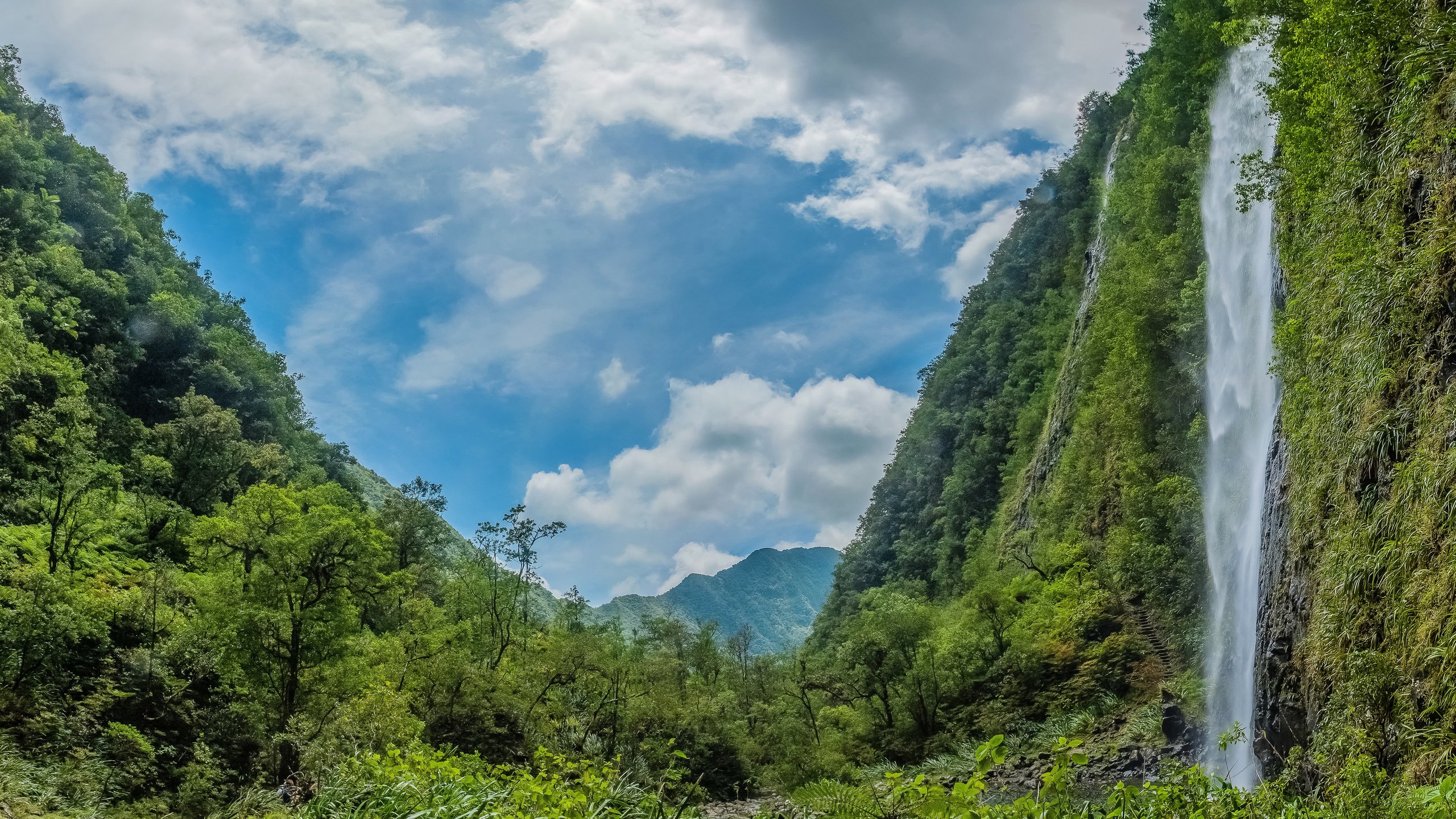 Обои небо, облака, деревья, гора, водопад, облака. растения, the sky, clouds, trees, mountain, waterfall, clouds. plants разрешение 4005x2375 Загрузить