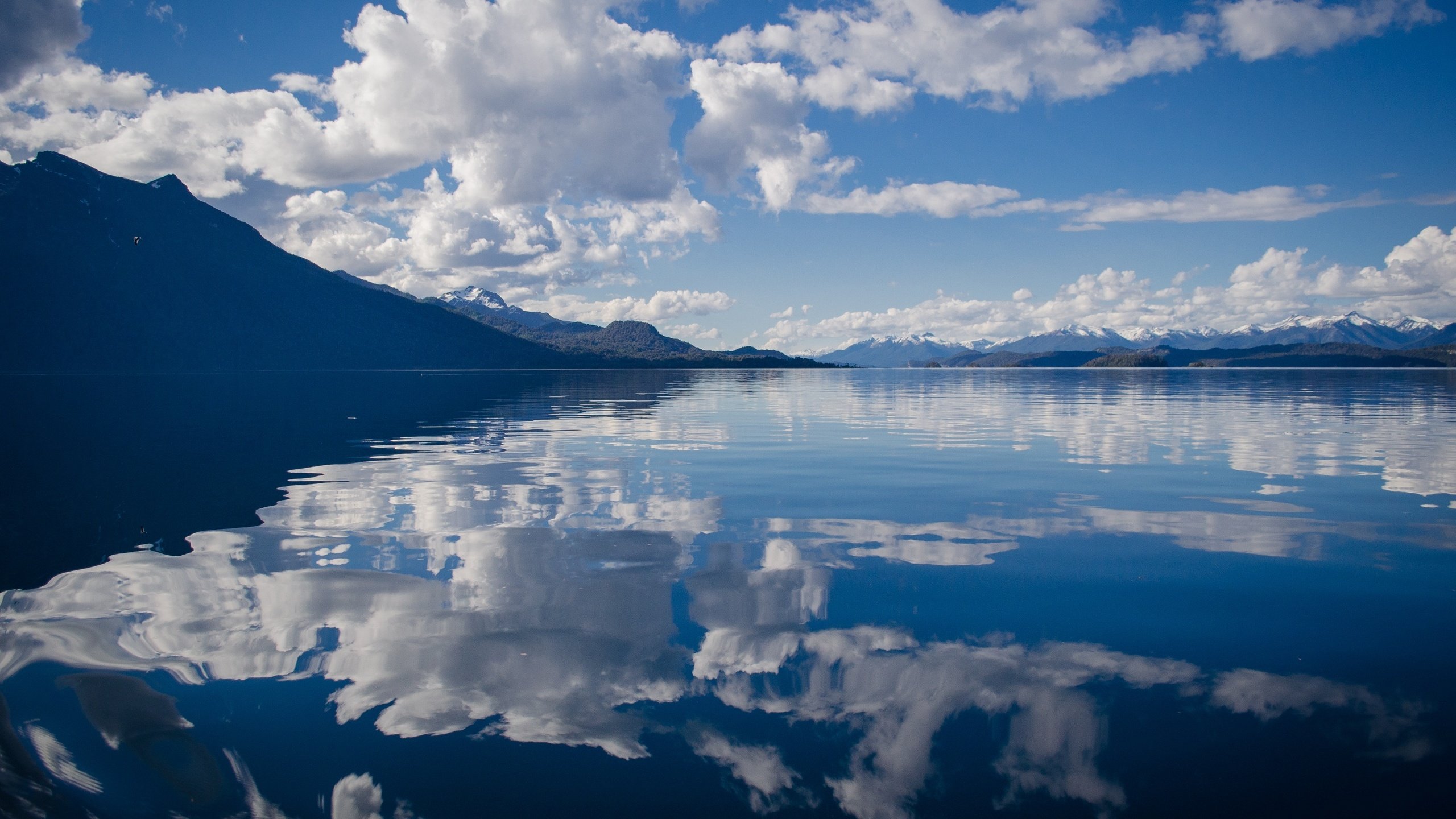 Обои небо, облака, озеро, горы, отражение, горизонт, the sky, clouds, lake, mountains, reflection, horizon разрешение 2746x1819 Загрузить