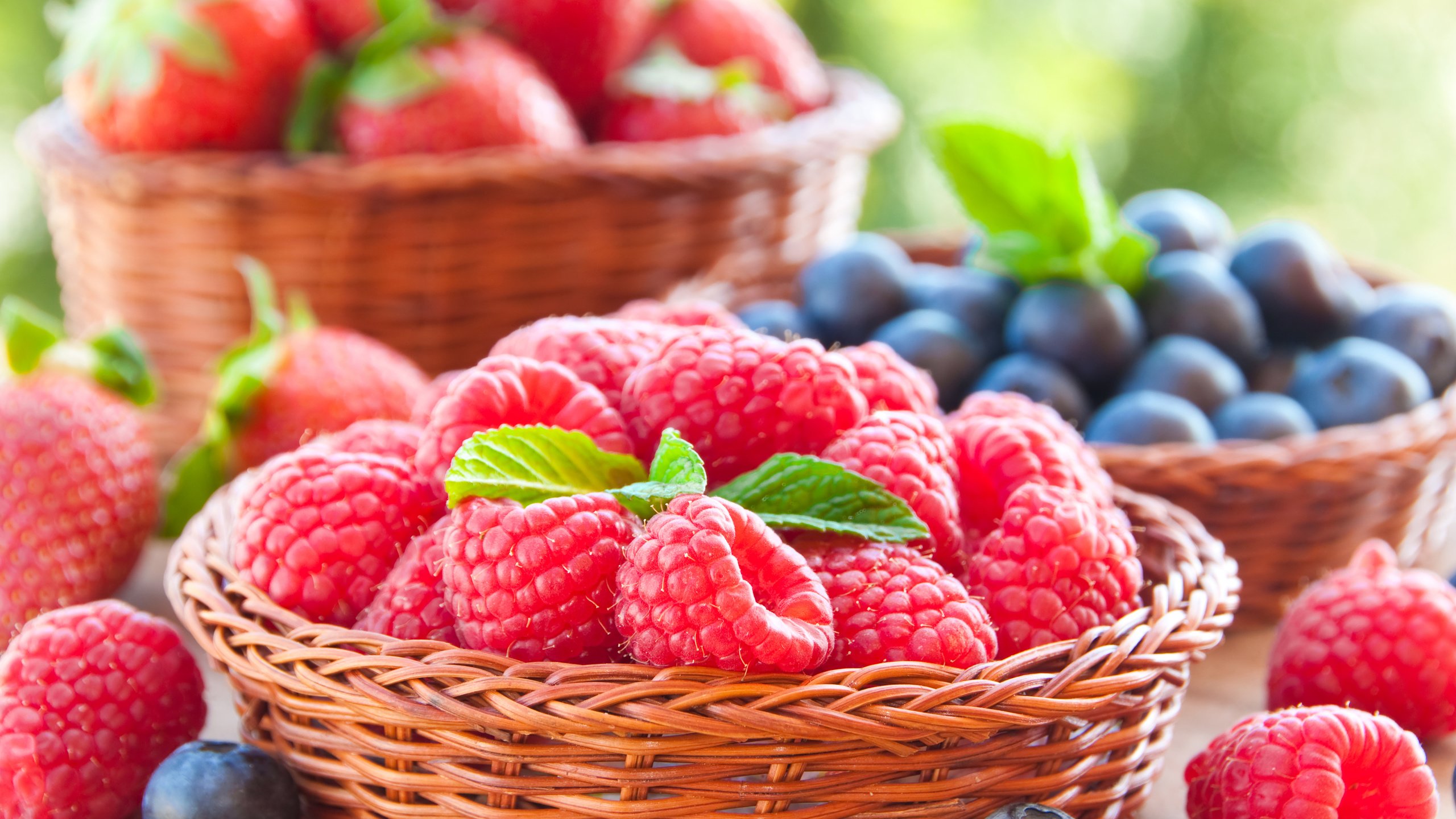 Обои малина, клубника, ягоды, черника, raspberry, strawberry, berries, blueberries разрешение 7000x4649 Загрузить