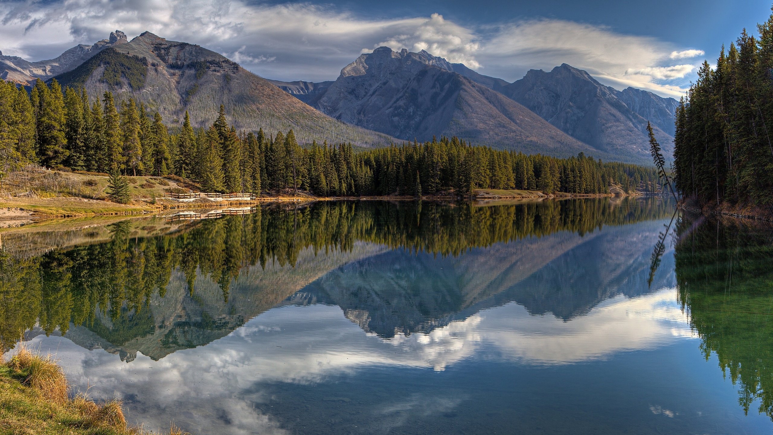 Озеро в провинции Альберта, Канада