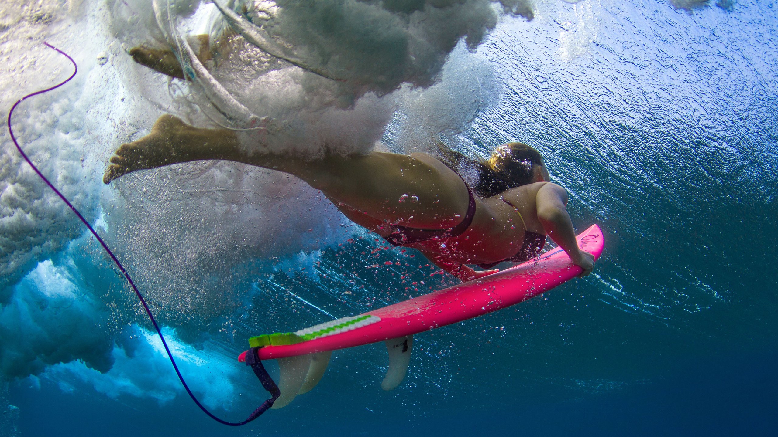 Обои девушка, под водой, спорт, серфинг, сёрфер,  бикини, girl, under water, sport, surfing, surfer, bikini разрешение 3499x2333 Загрузить