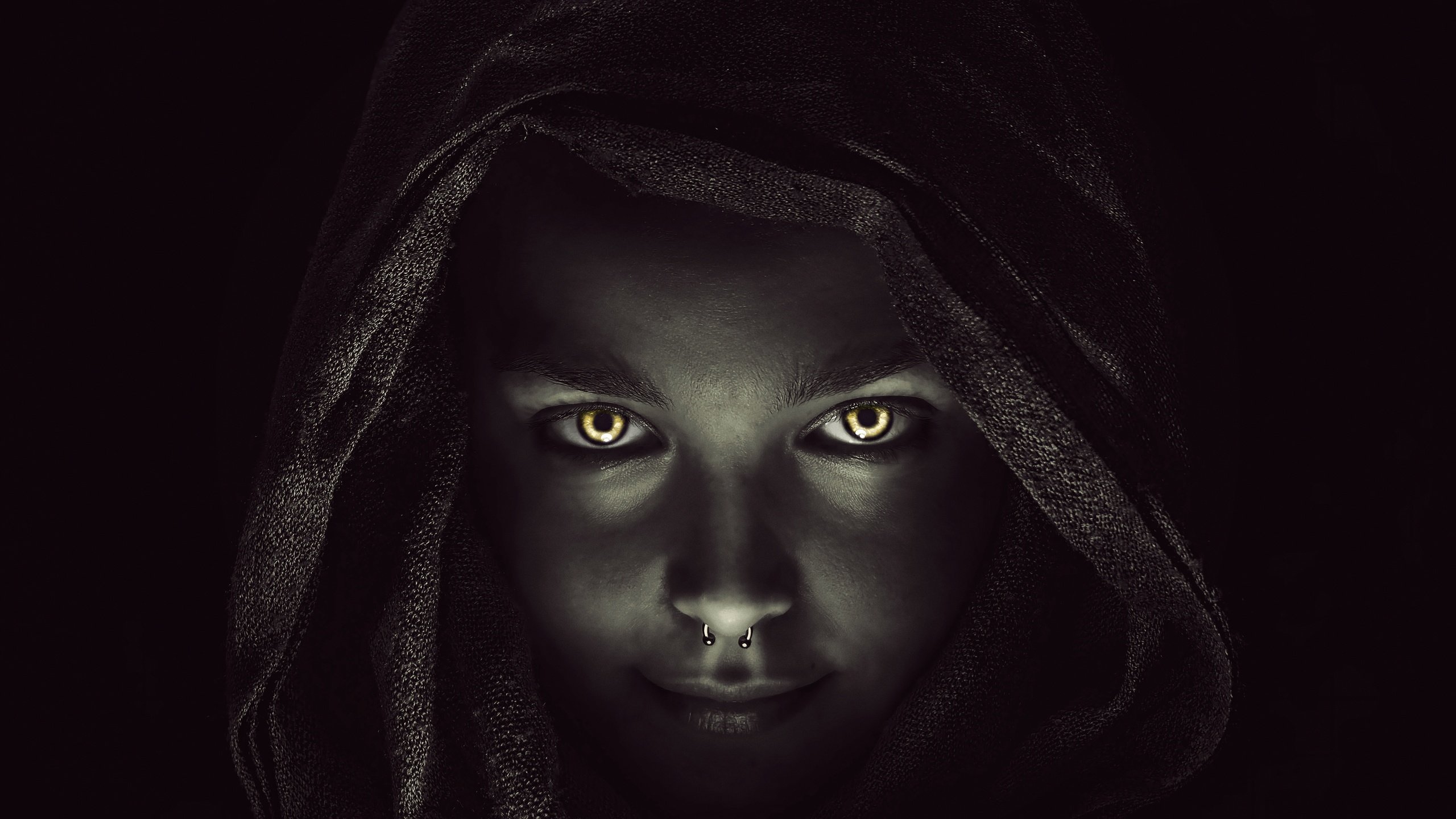 Обои девушка, портрет, модель, лицо, темнота, пирсинг, капюшон, girl, portrait, model, face, darkness, piercing, hood разрешение 3840x2160 Загрузить