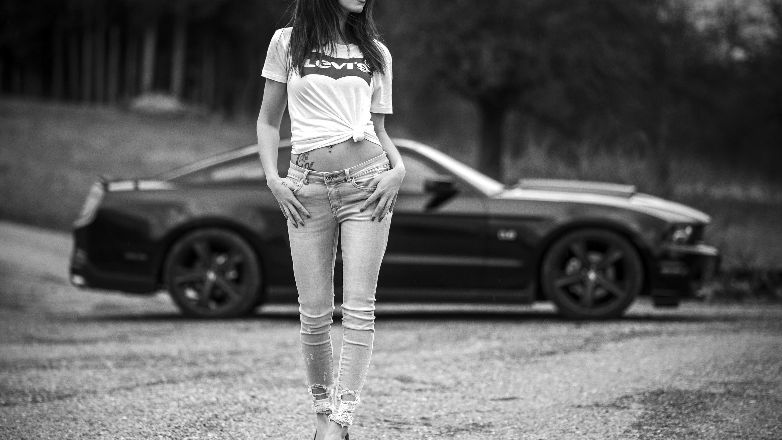 Черно белые фото девушек в джинсах