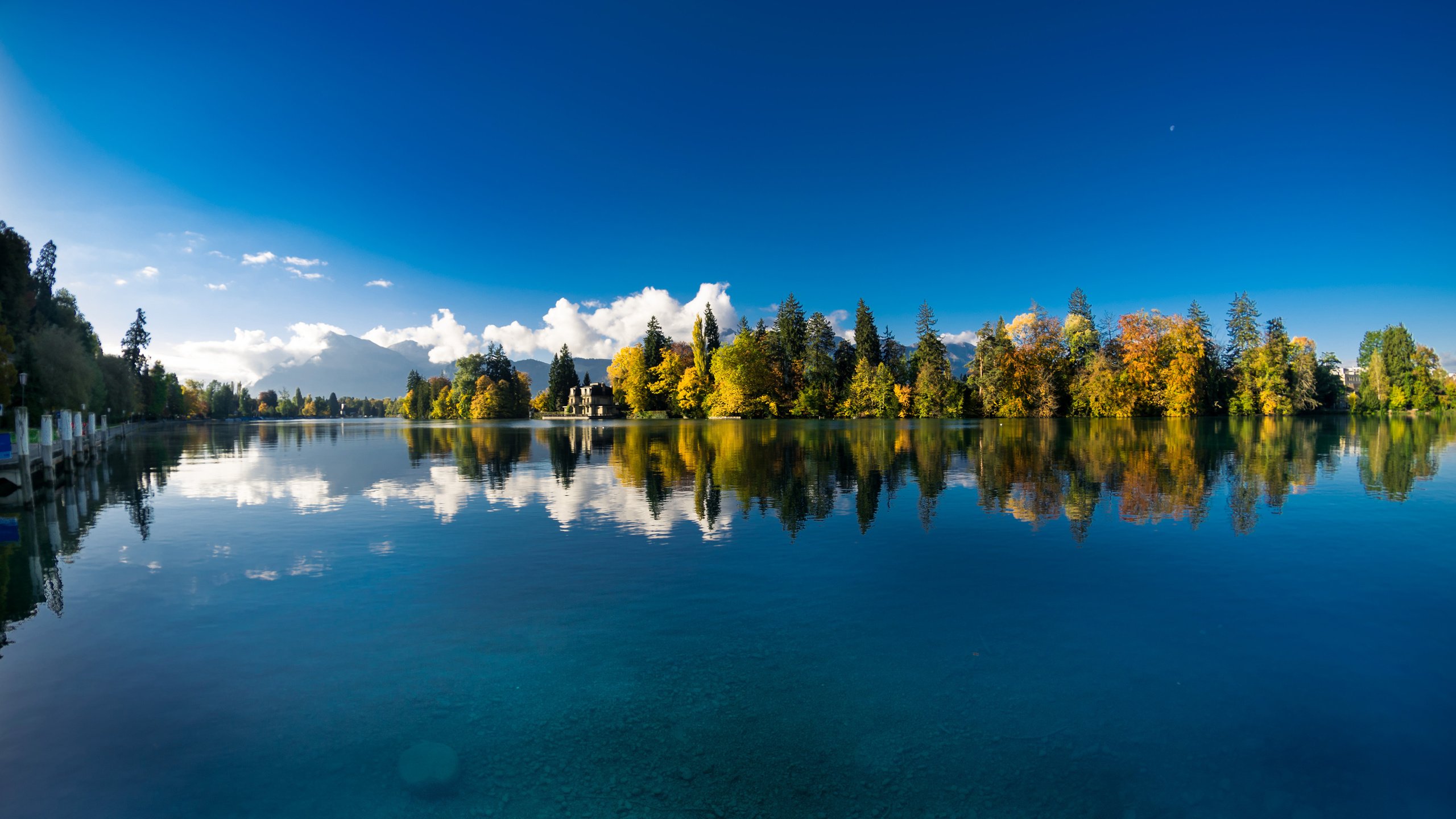 Обои небо, samuel hess, облака, озеро, природа, лес, отражение, пейзаж, осень, the sky, clouds, lake, nature, forest, reflection, landscape, autumn разрешение 3840x2400 Загрузить