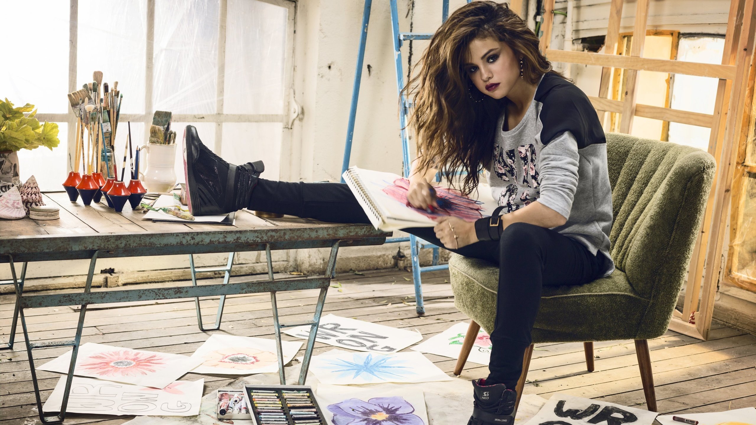 Обои девушка, стол, джинсы, макияж, селена гомес, сидя, girl, table, jeans, makeup, selena gomez, sitting разрешение 3840x2160 Загрузить