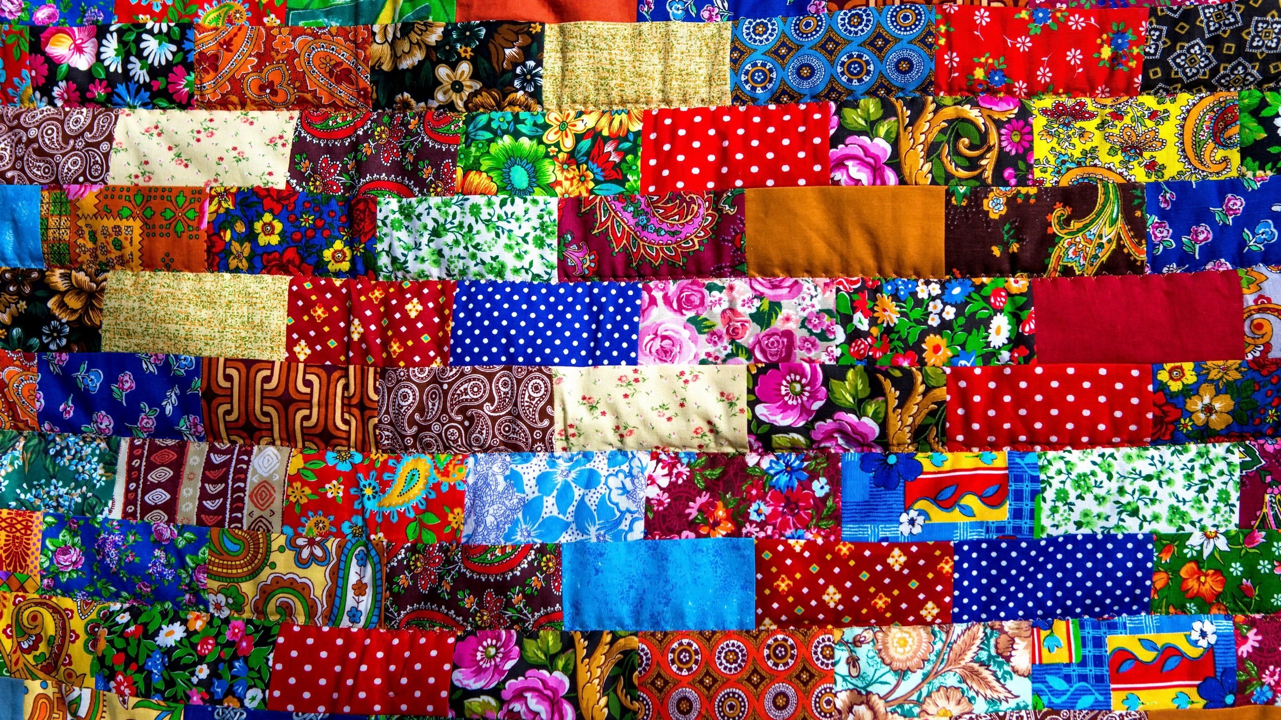 Обои фон, разноцветные, цвет, ткань, одеяло, лоскутное одеяло, пэчворк, лоскутное шитьё, background, colorful, color, fabric, blanket, quilt разрешение 2560x1641 Загрузить