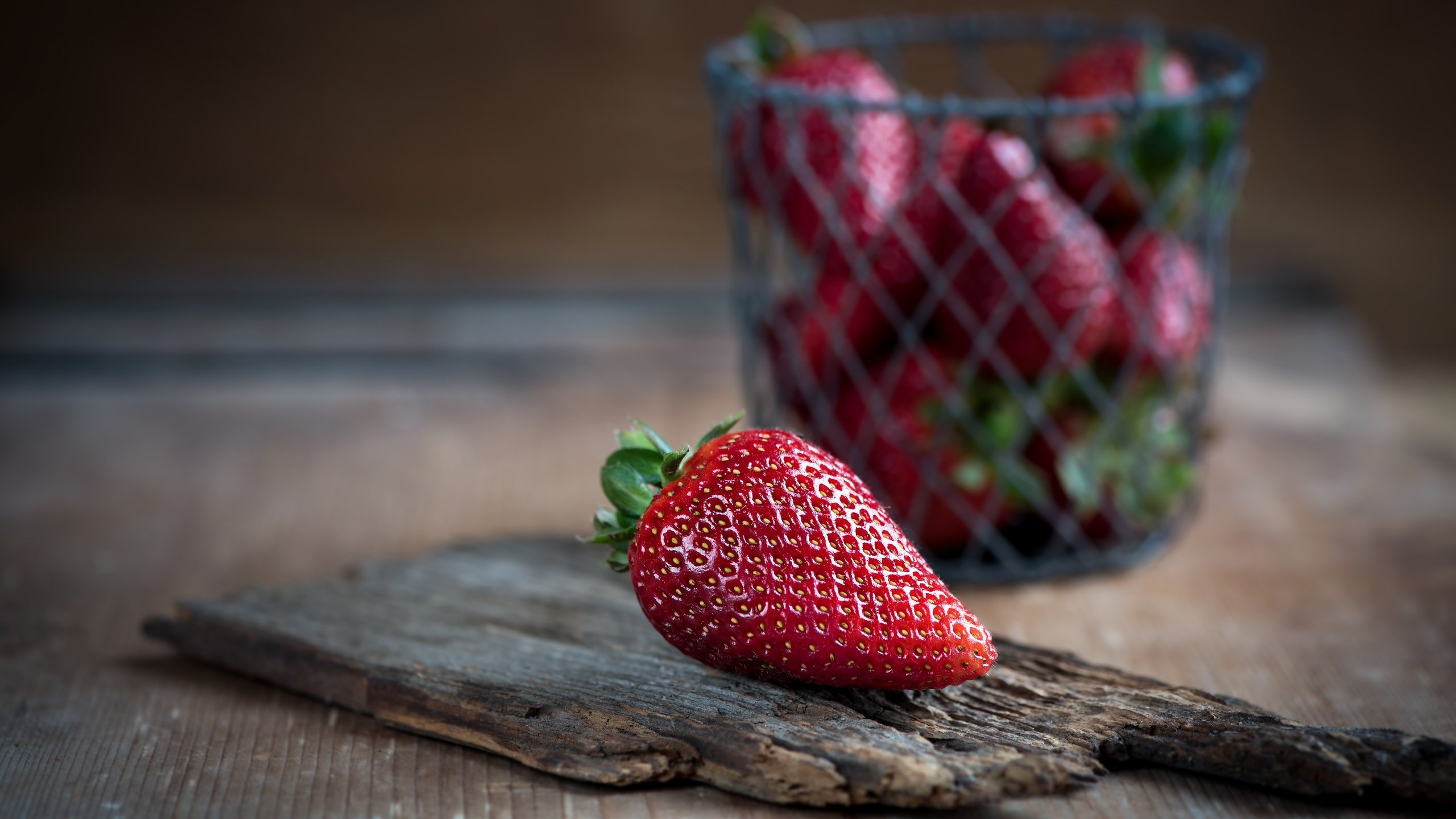 Обои фон, клубника, стол, ягоды, корзинка, деревянная поверхность, background, strawberry, table, berries, basket, wooden surface разрешение 4000x2250 Загрузить