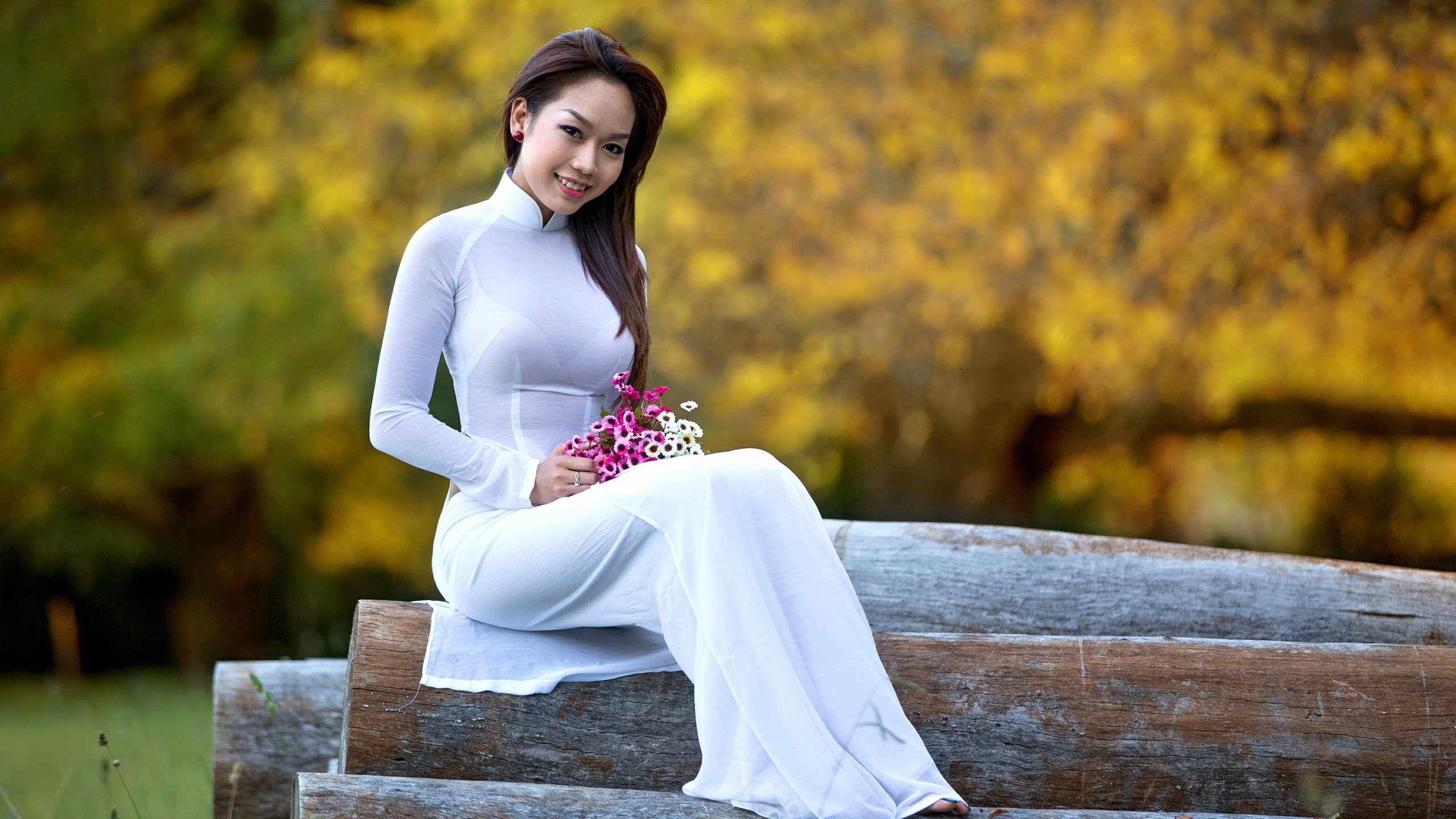 Обои цветы, девушка, сидит, азиатка, бревна, белое платье, flowers, girl, sitting, asian, logs, white dress разрешение 2560x1600 Загрузить