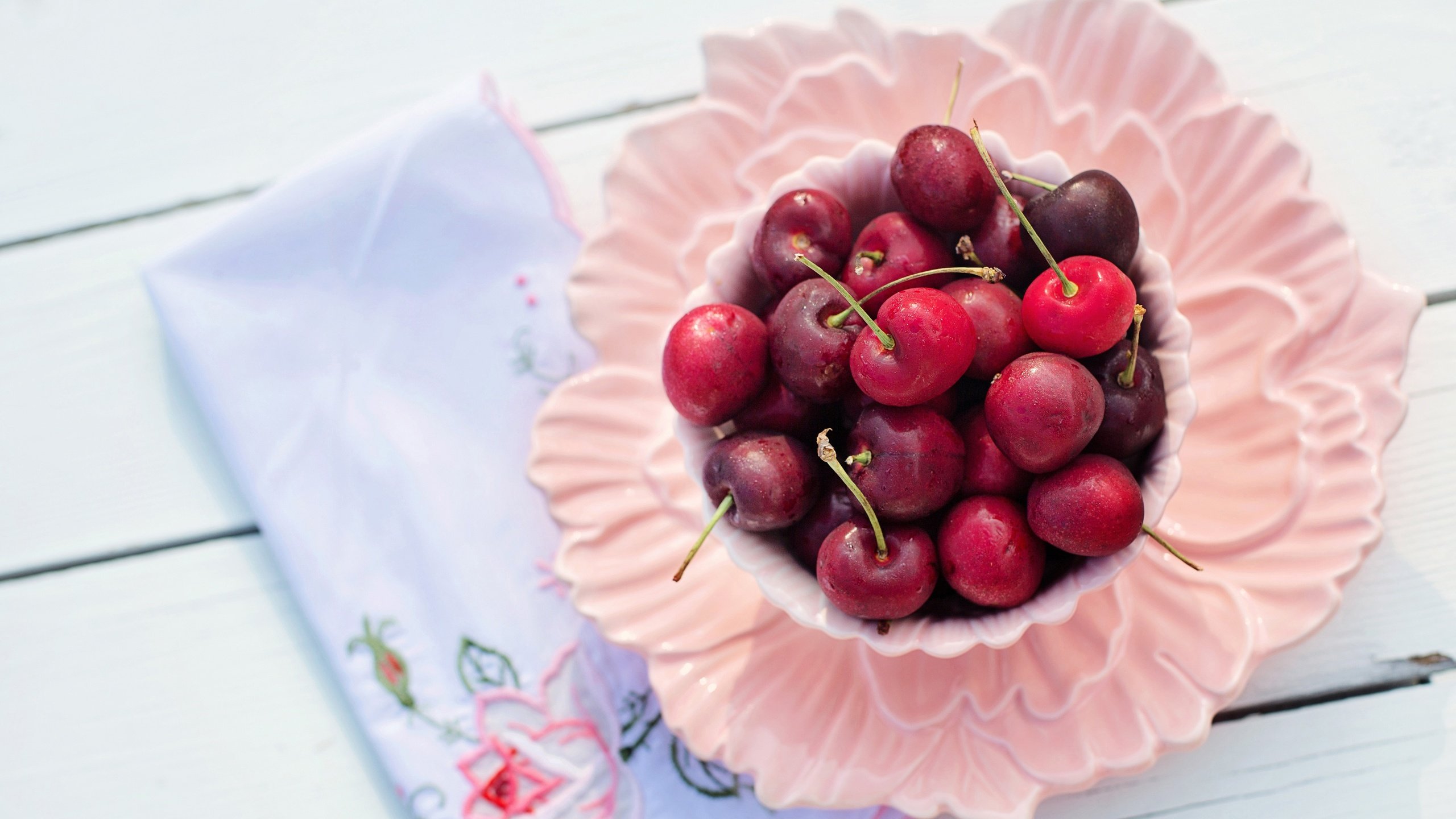 Обои стол, черешня, ягоды, вишня, чашка, завтрак, салфетка, тарелка, table, cherry, berries, cup, breakfast, napkin, plate разрешение 3840x2160 Загрузить