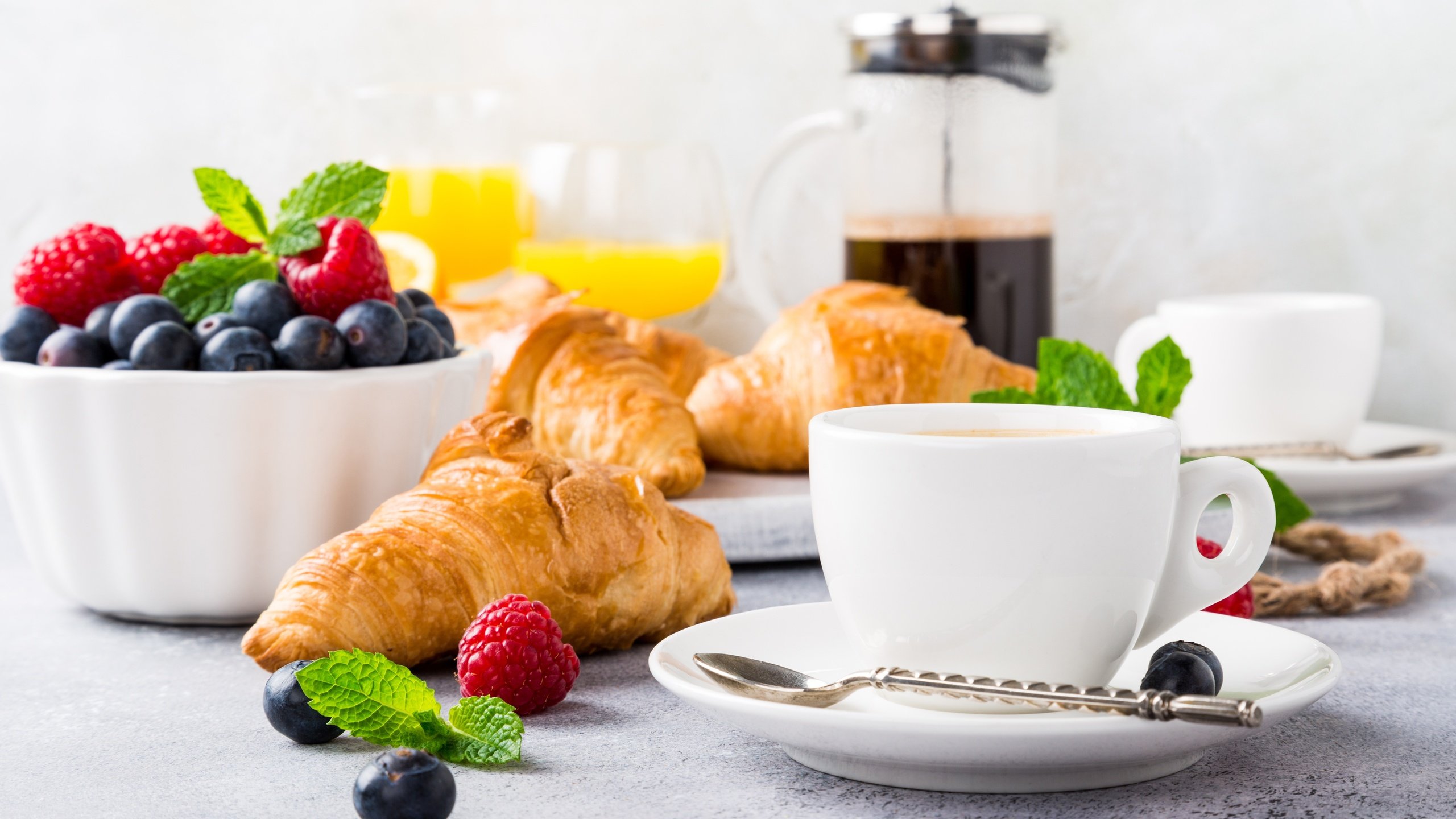 Обои кофе, ягоды, завтрак, апельсиновый сок, круассаны, coffee, berries, breakfast, orange juice, croissants разрешение 6016x4010 Загрузить