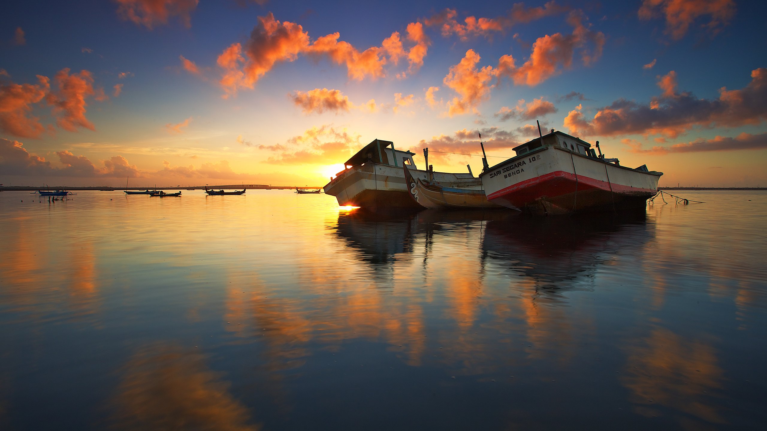 Обои небо, облака, озеро, отражение, корабли, рассвет, лодки, the sky, clouds, lake, reflection, ships, dawn, boats разрешение 5560x3707 Загрузить