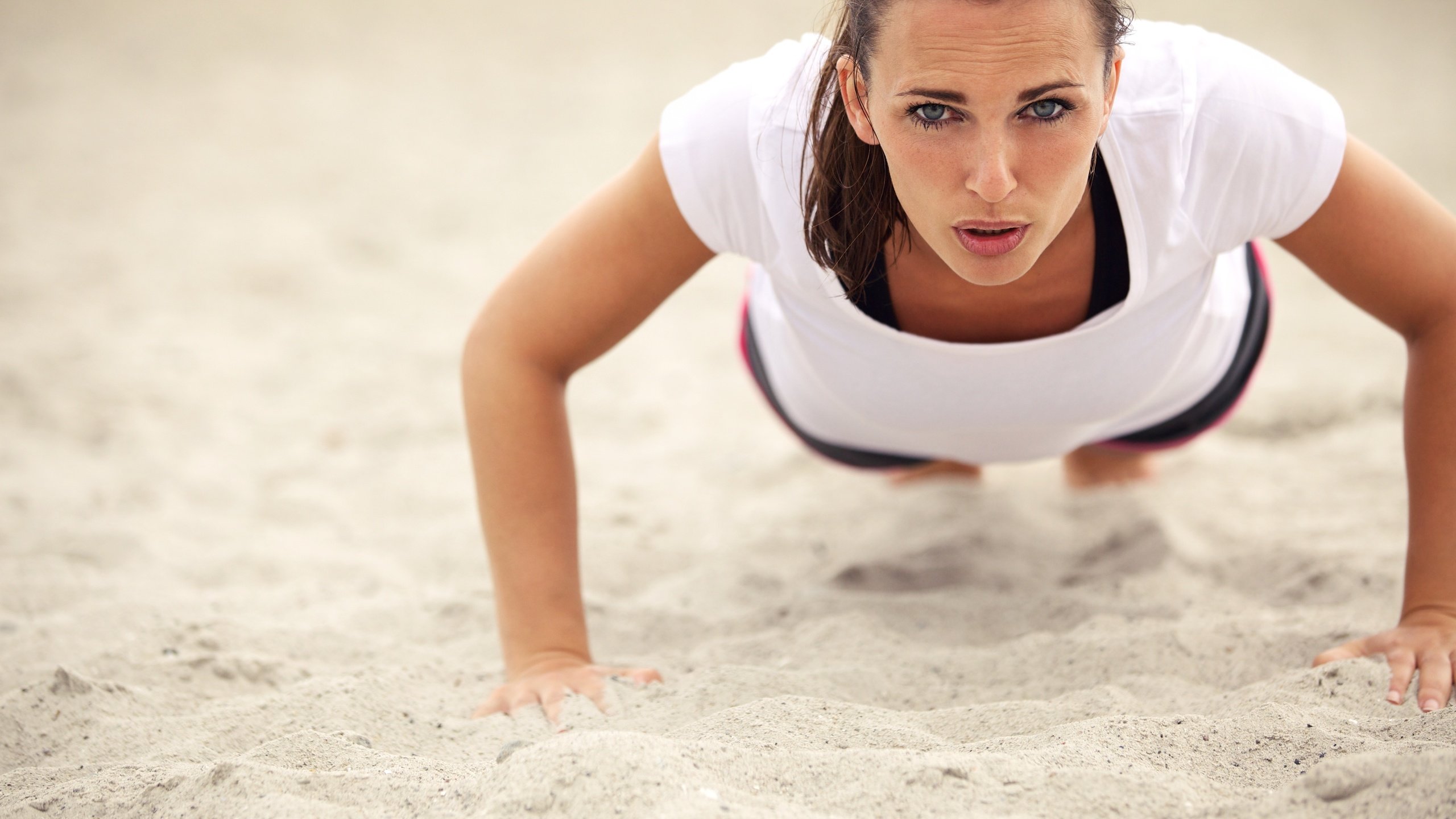 Обои поза, песок, пляж, фитнес, спортивная одежда, тренировки, отжимание, pose, sand, beach, fitness, sports wear, workout, push-ups разрешение 5000x3333 Загрузить