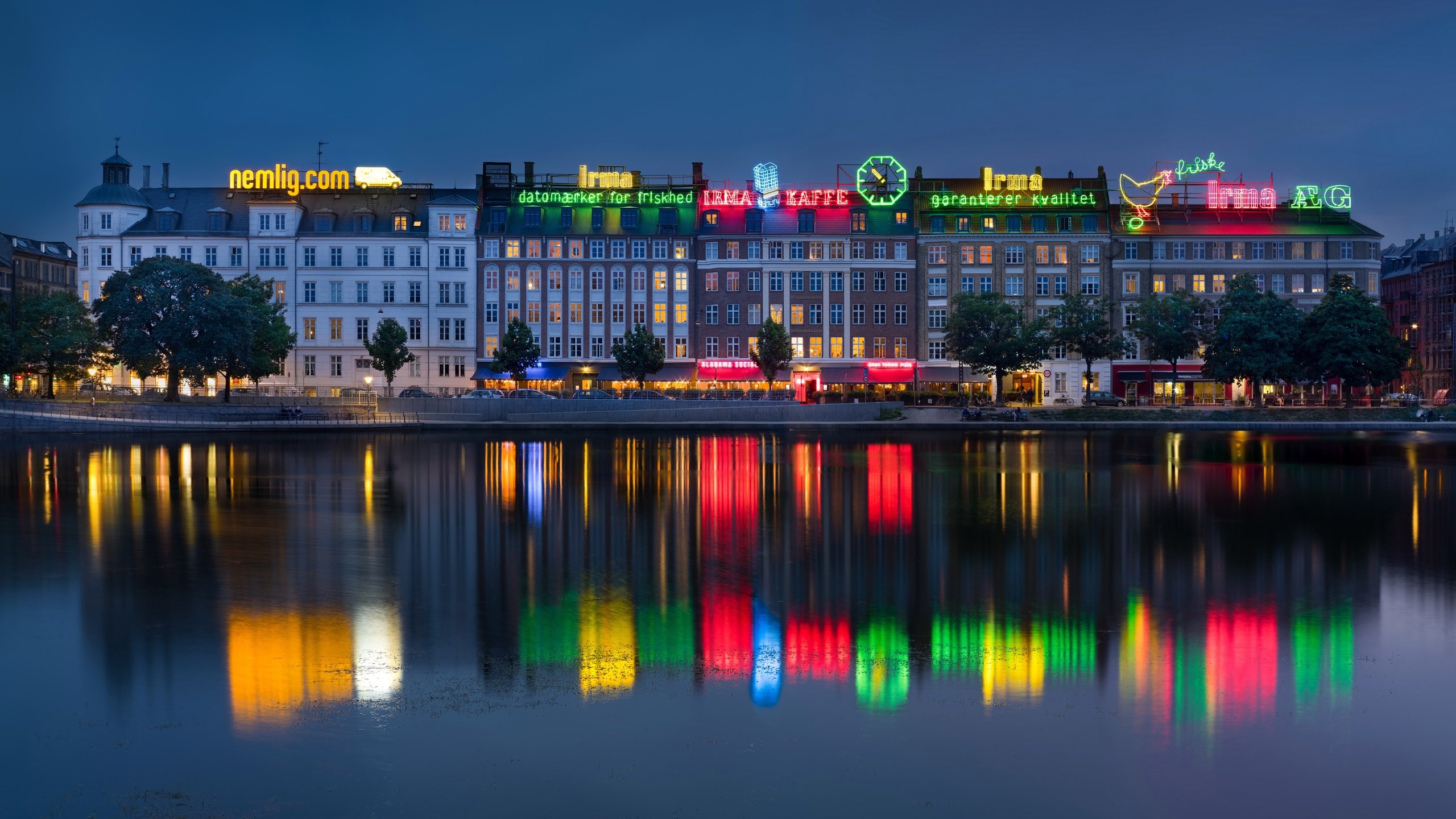 Обои копенгаген, ночь, дания, огни, kobenhavn, вода, река, неон, отражение, дома, набережная, copenhagen, night, denmark, lights, water, river, neon, reflection, home, promenade разрешение 7500x5000 Загрузить