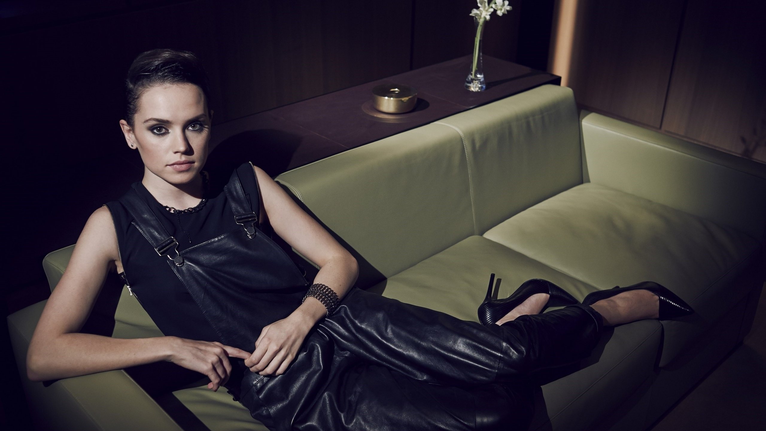 Обои поза, актриса, диван, черное платье, дэйзи ридли, pose, actress, sofa, black dress, daisy ridley разрешение 3000x1997 Загрузить