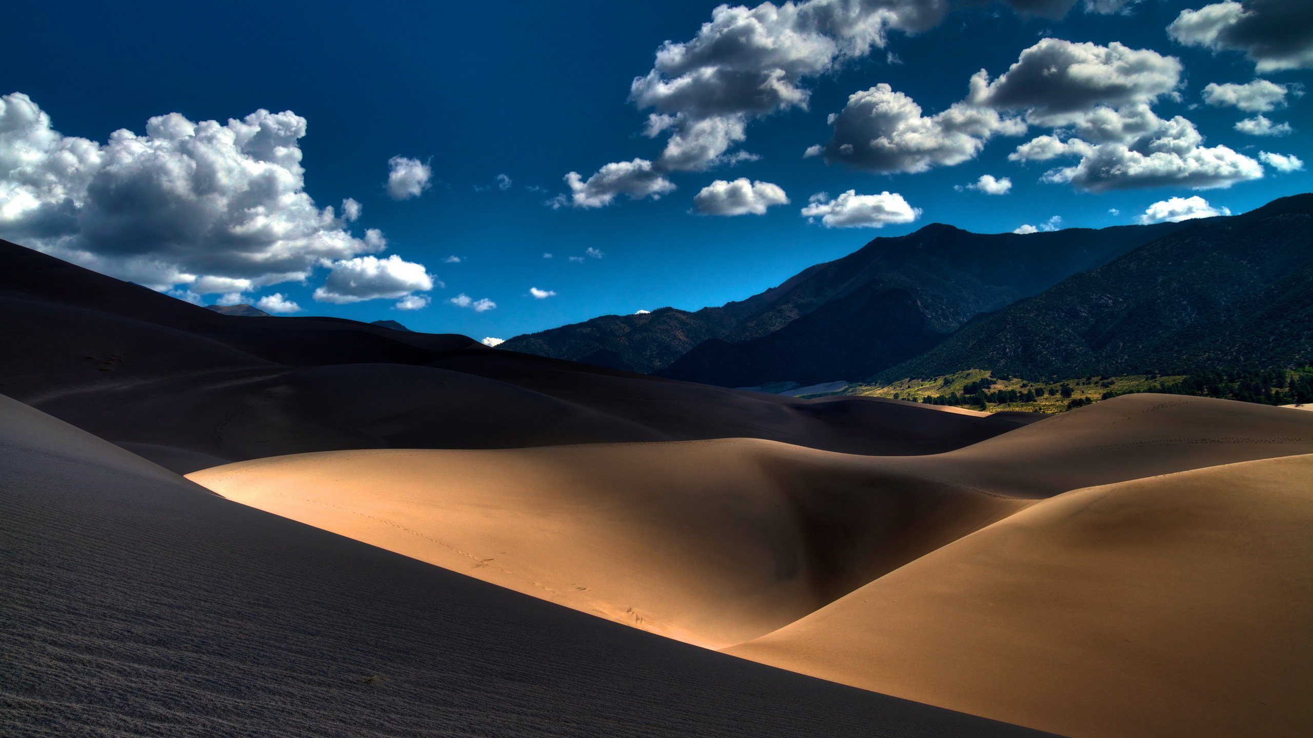 Обои небо, свет, облака, песок, пустыня, дюны, the sky, light, clouds, sand, desert, dunes разрешение 2560x1600 Загрузить