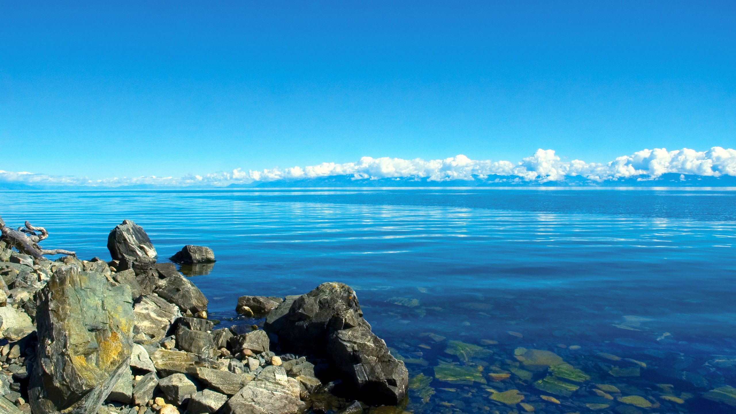 Обои облака, вода, озеро, камни, россия, прозрачная, байкал, сибирь, clouds, water, lake, stones, russia, transparent, baikal, siberia разрешение 3023x2000 Загрузить