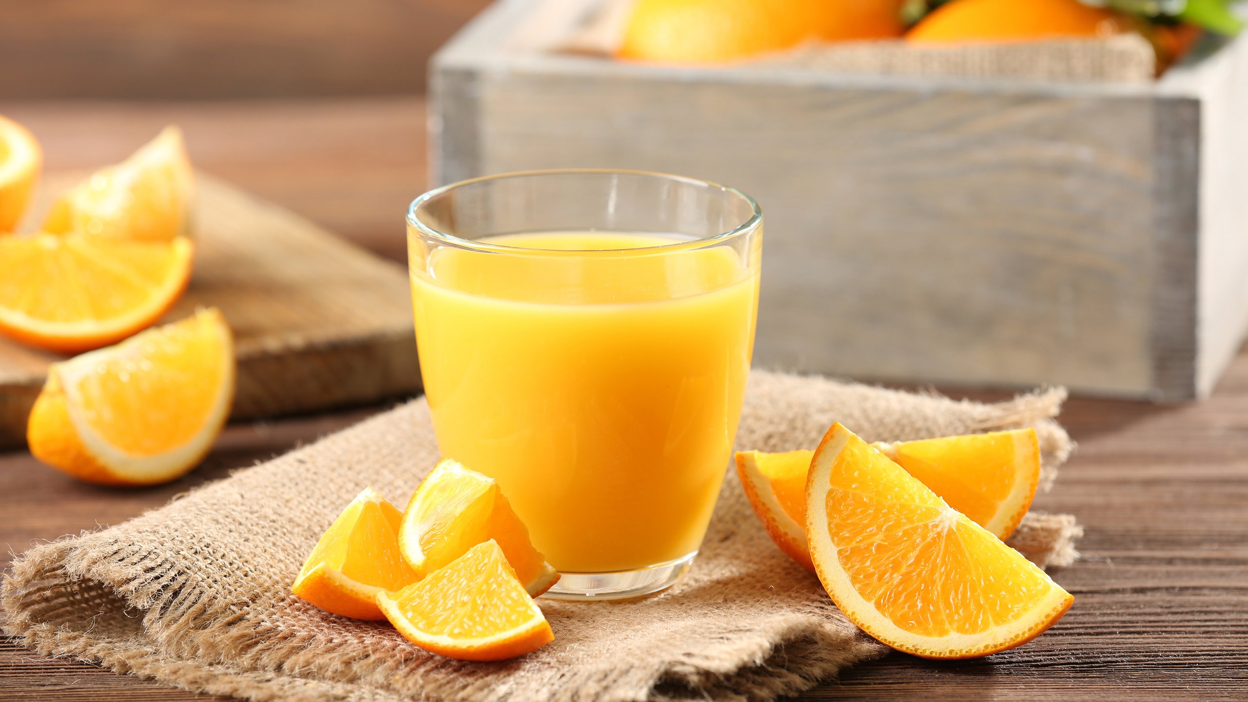 Обои апельсины, цитрусы, апельсиновый сок, сок, мешковина, oranges, citrus, orange juice, juice, burlap разрешение 3840x2400 Загрузить