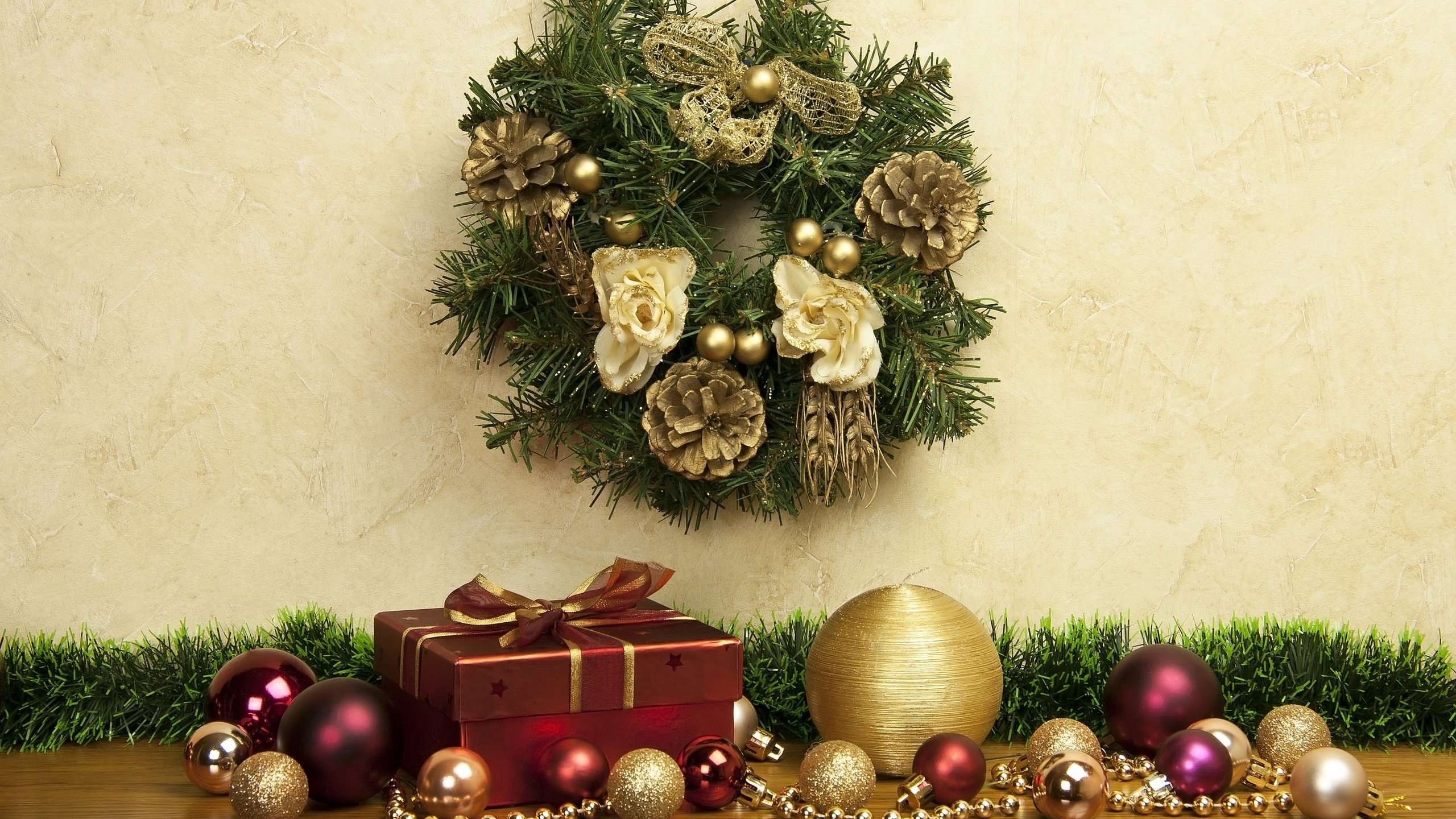 Обои новый год, декор, шары, украшения, хвоя, подарки, рождество, шишки, венок, new year, decor, balls, decoration, needles, gifts, christmas, bumps, wreath разрешение 2880x1800 Загрузить
