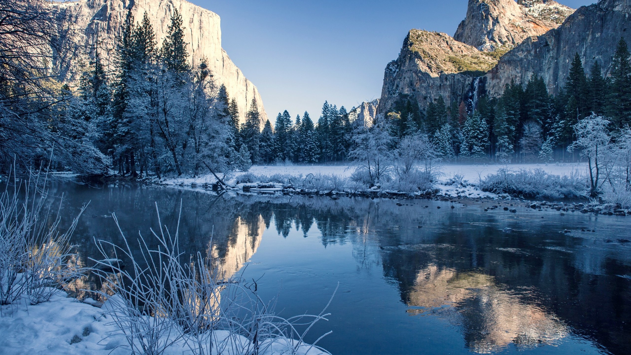 Обои деревья, река, горы, природа, зима, отражение, пейзаж, trees, river, mountains, nature, winter, reflection, landscape разрешение 2880x1800 Загрузить