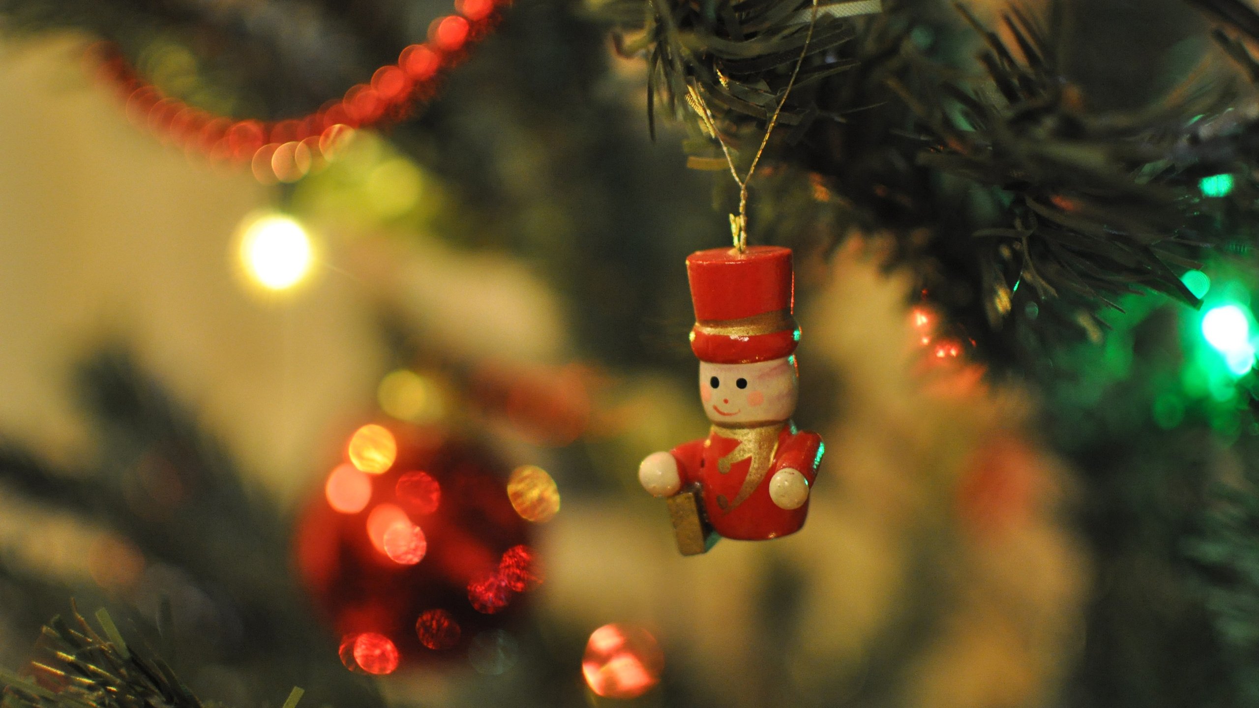 Обои новый год, елка, украшения, игрушка, рождество, фигурка, new year, tree, decoration, toy, christmas, figure разрешение 2880x1800 Загрузить