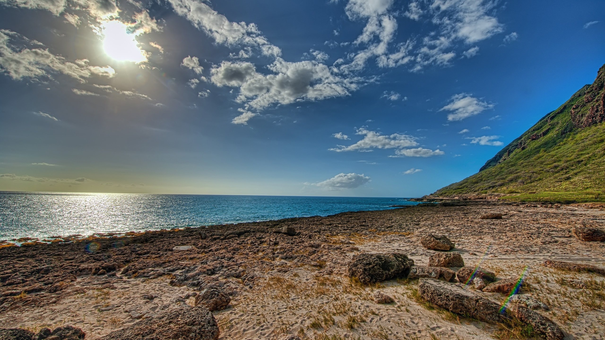 Обои небо, облака, камни, берег, песок, пляж, солнечный свет, the sky, clouds, stones, shore, sand, beach, sunlight разрешение 3840x2160 Загрузить