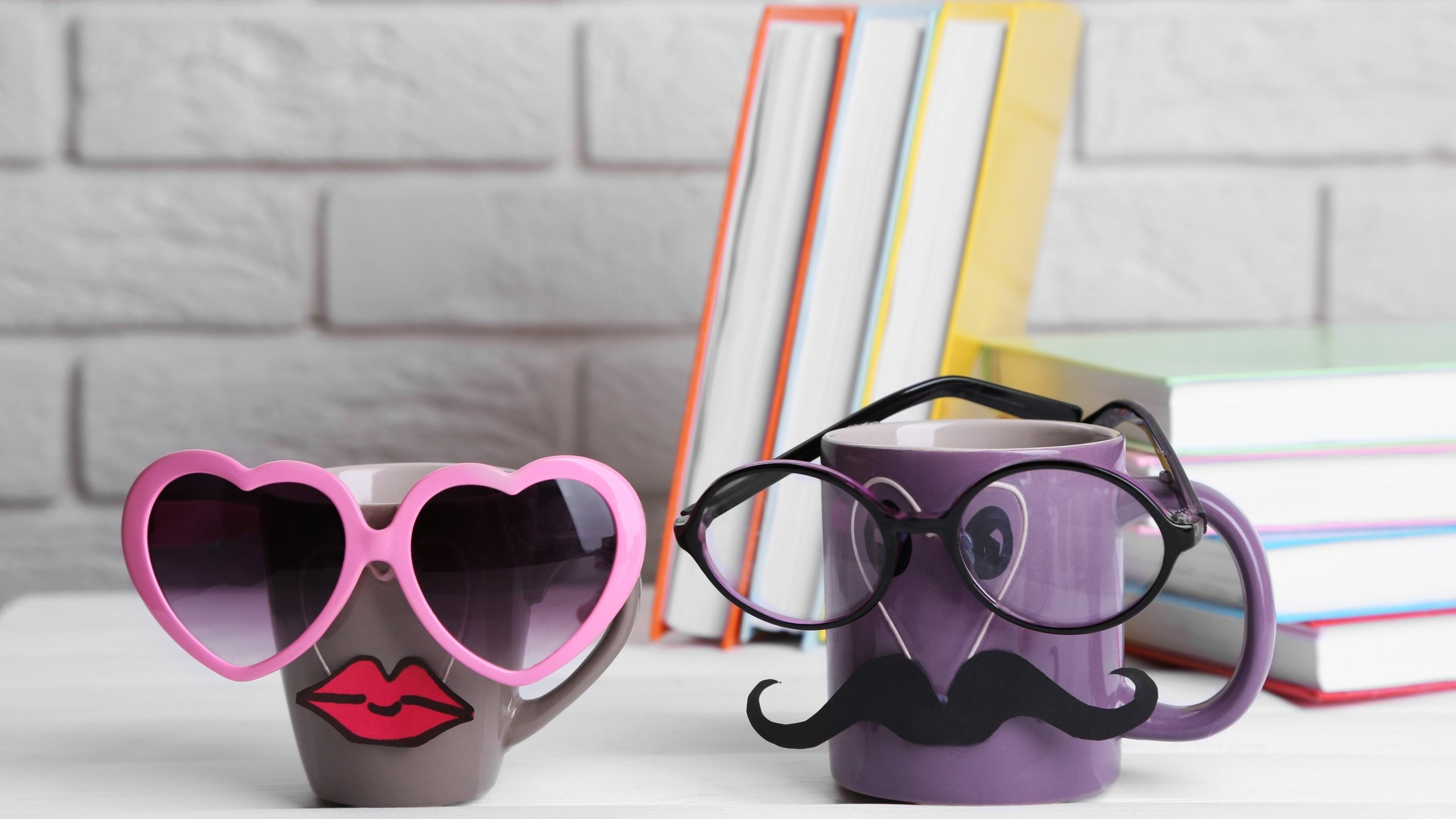 Обои усы, очки, книги, кружки, губы, юмор, mustache, glasses, books, mugs, lips, humor разрешение 2880x1800 Загрузить