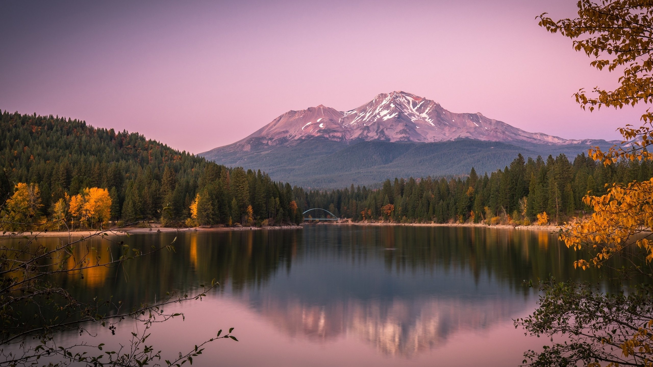 Обои озеро, горы, отражение, осень, гладь, lake, mountains, reflection, autumn, surface разрешение 2560x1600 Загрузить