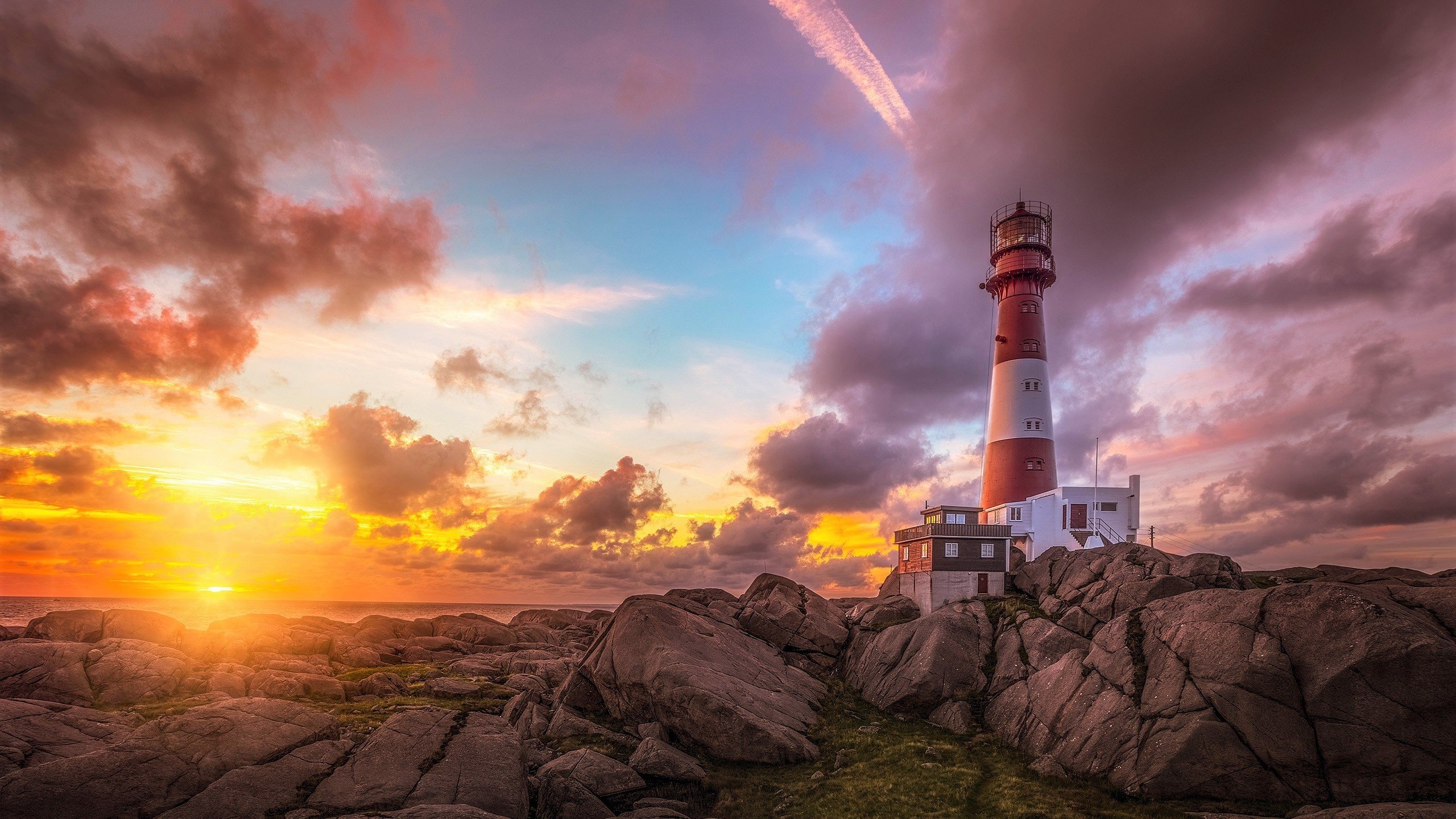 Обои небо, облака, скалы, природа, море, маяк, закат солнца, the sky, clouds, rocks, nature, sea, lighthouse, sunset разрешение 2560x1600 Загрузить