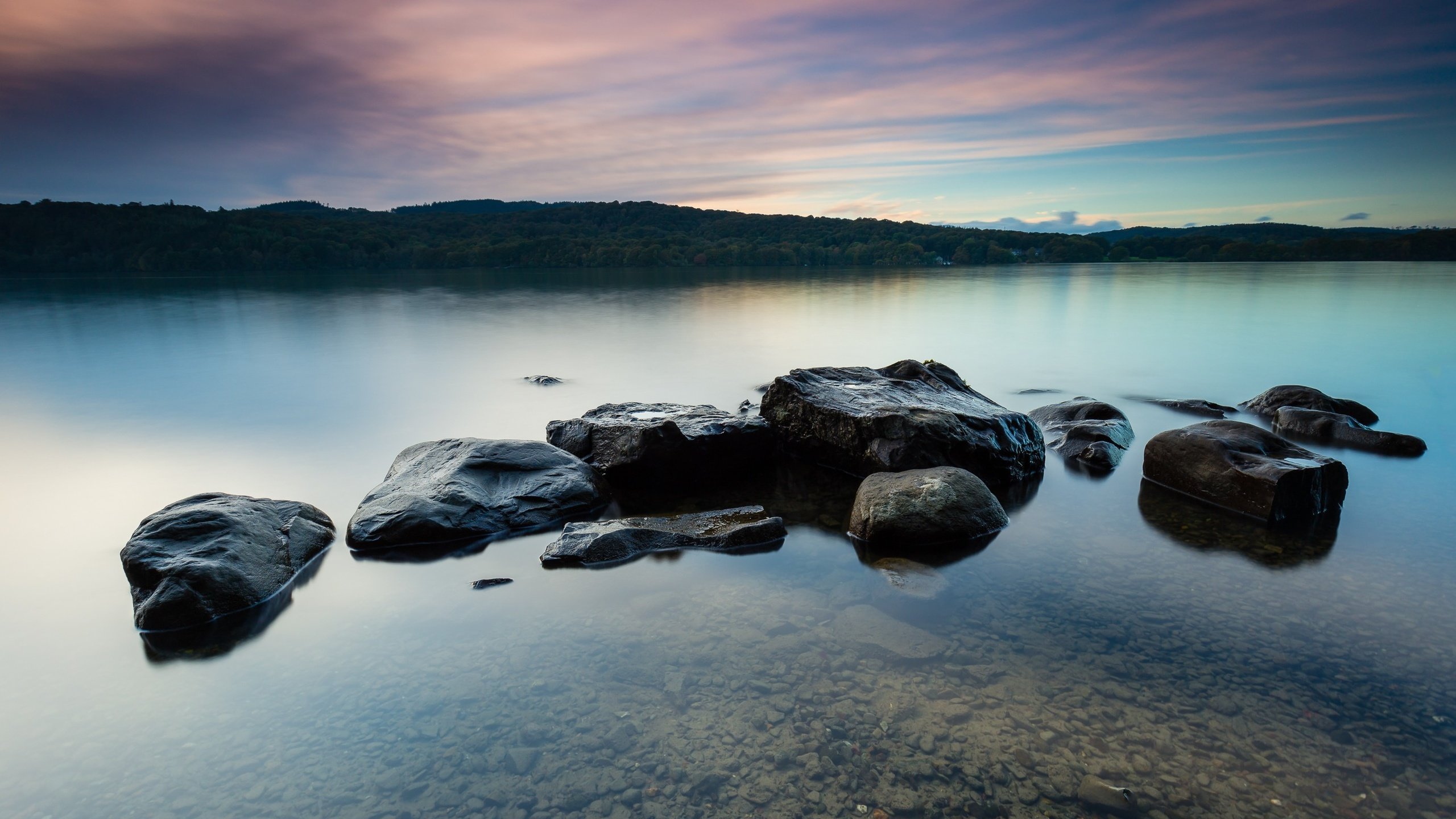 Обои небо, облака, вода, озеро, скалы, камни, пейзаж, горизонт, the sky, clouds, water, lake, rocks, stones, landscape, horizon разрешение 2738x1825 Загрузить