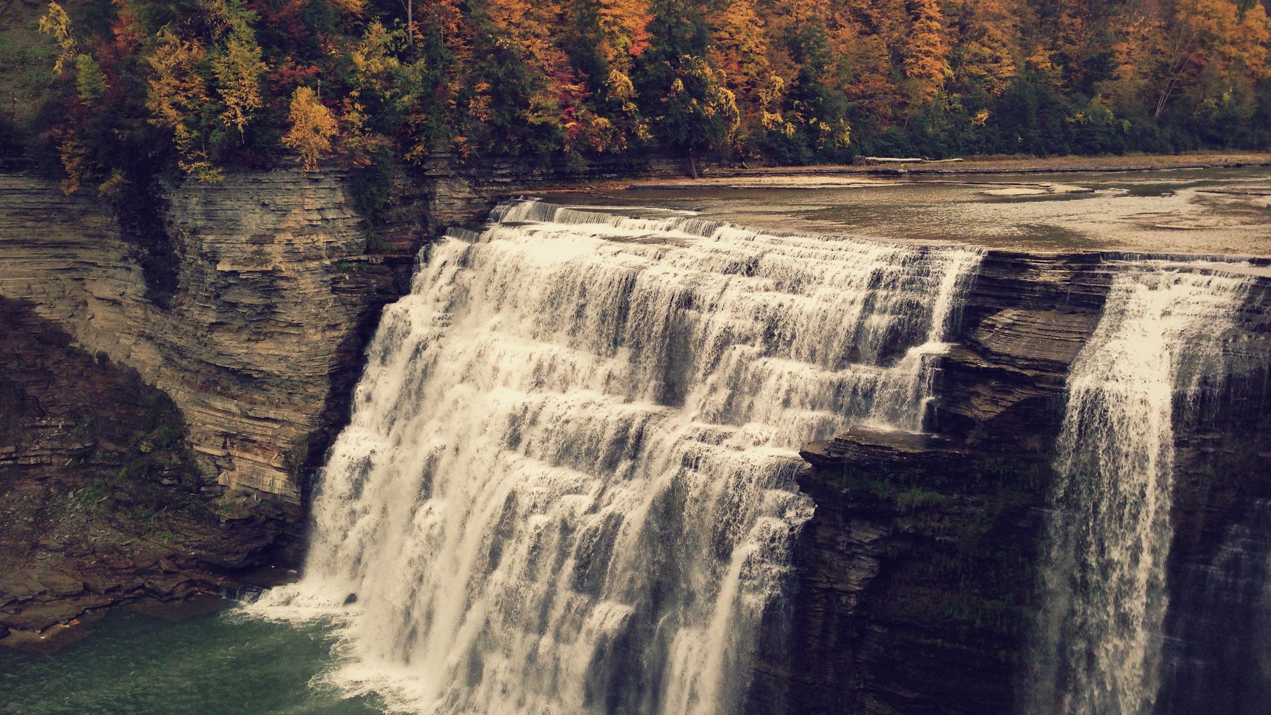 Обои деревья, вода, скалы, водопад, осень, обрыв, каскад, trees, water, rocks, waterfall, autumn, open, cascade разрешение 3264x2448 Загрузить