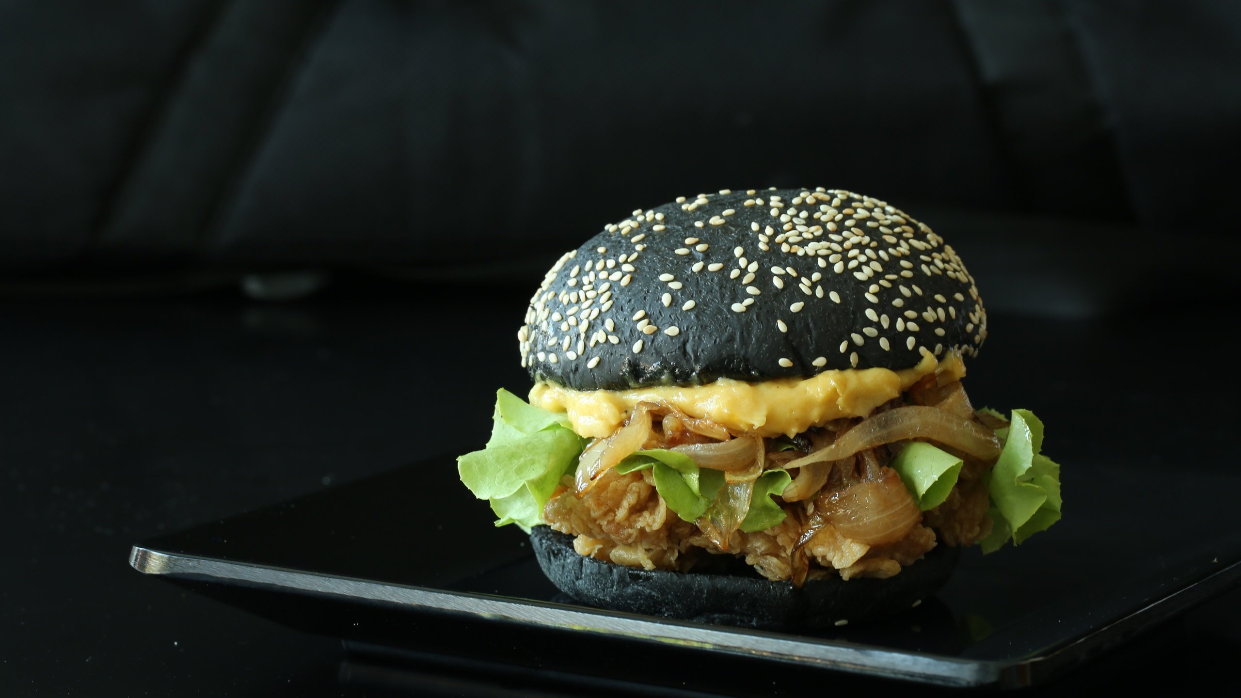 Обои гамбургер, черный фон, булочка, бургер, кунжут, hamburger, black background, bun, burger, sesame разрешение 5760x3840 Загрузить