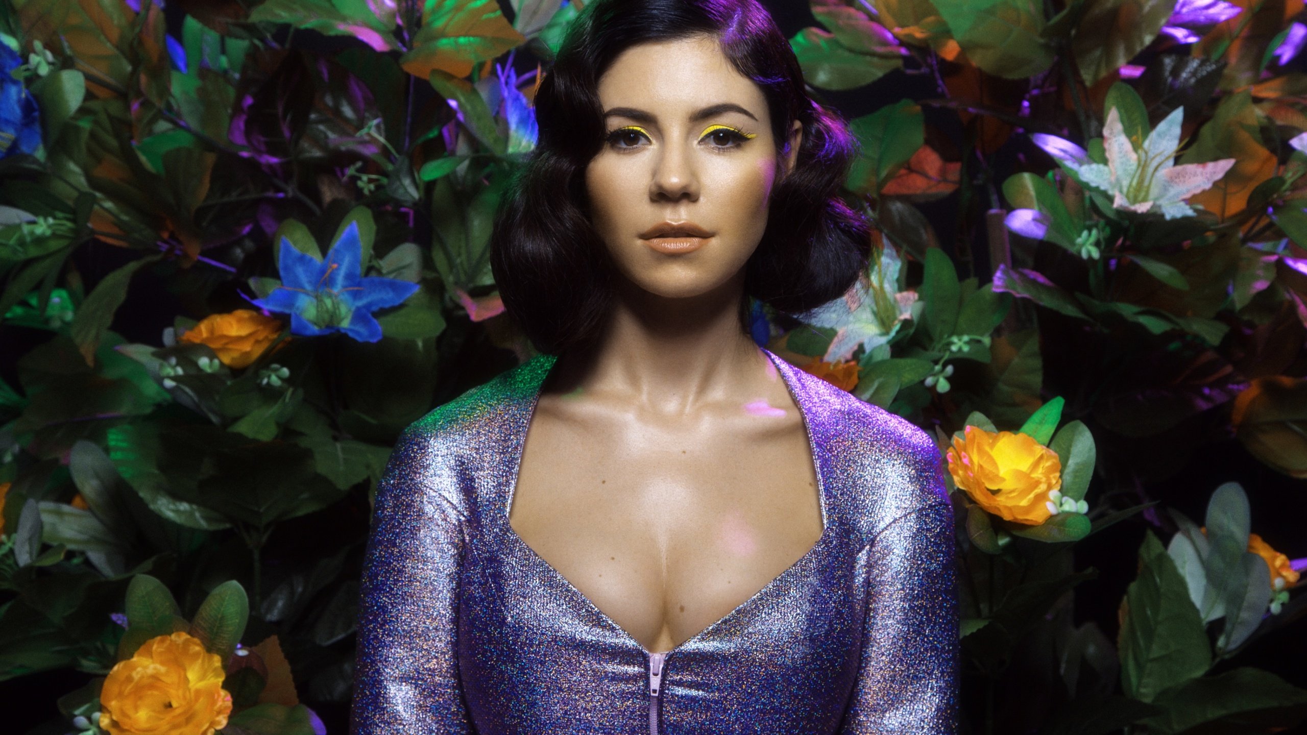 Обои цветы, декольте, девушка, marina and the diamonds, марина ламбрини диамандис, платье, брюнетка, взгляд, волосы, лицо, певица, flowers, neckline, girl, marina diamandis lambrini, dress, brunette, look, hair, face, singer разрешение 3743x2495 Загрузить