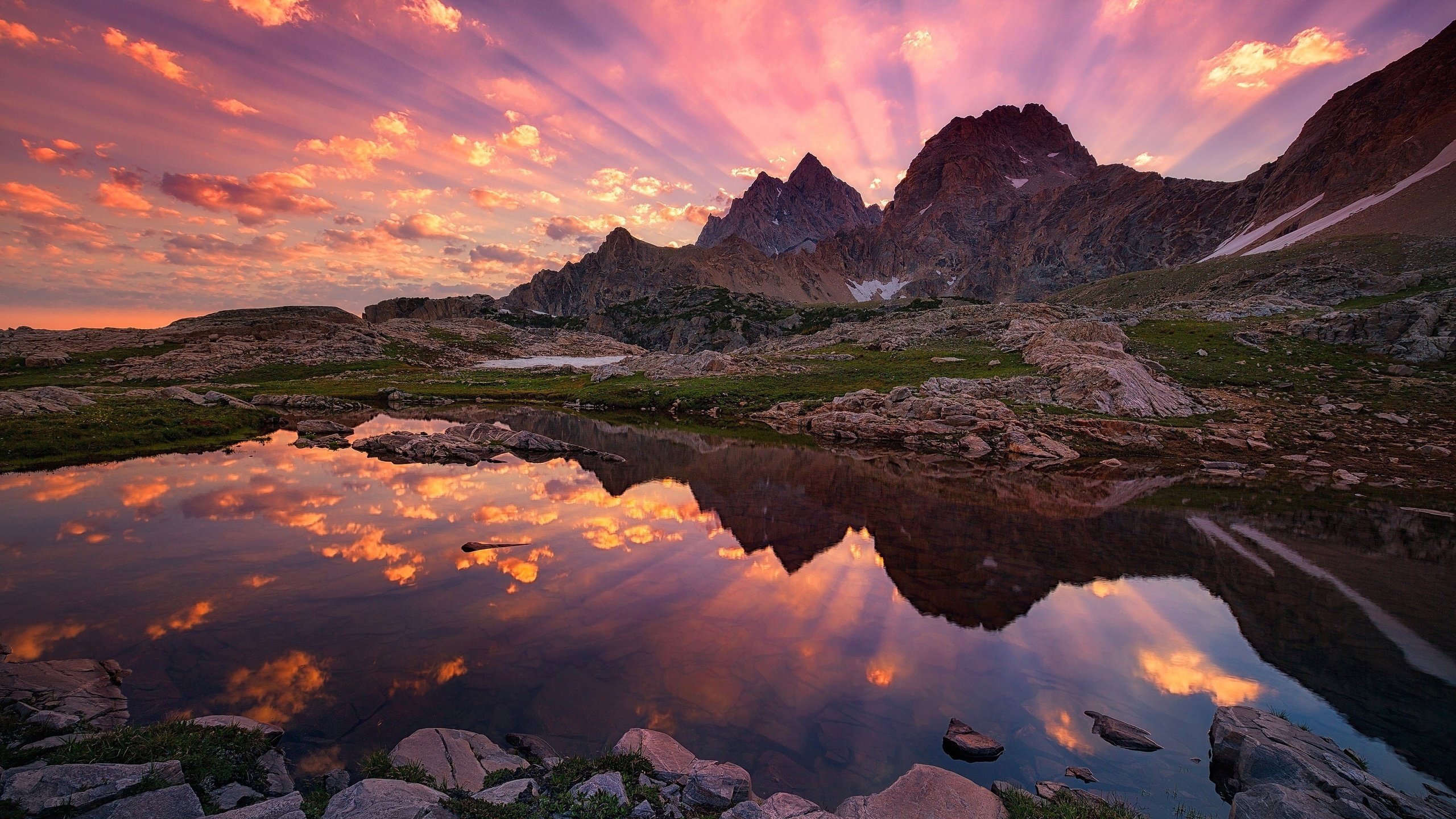 Обои небо, озеро, горы, камни, закат, отражение, лучи, водоем, the sky, lake, mountains, stones, sunset, reflection, rays, pond разрешение 3840x2160 Загрузить