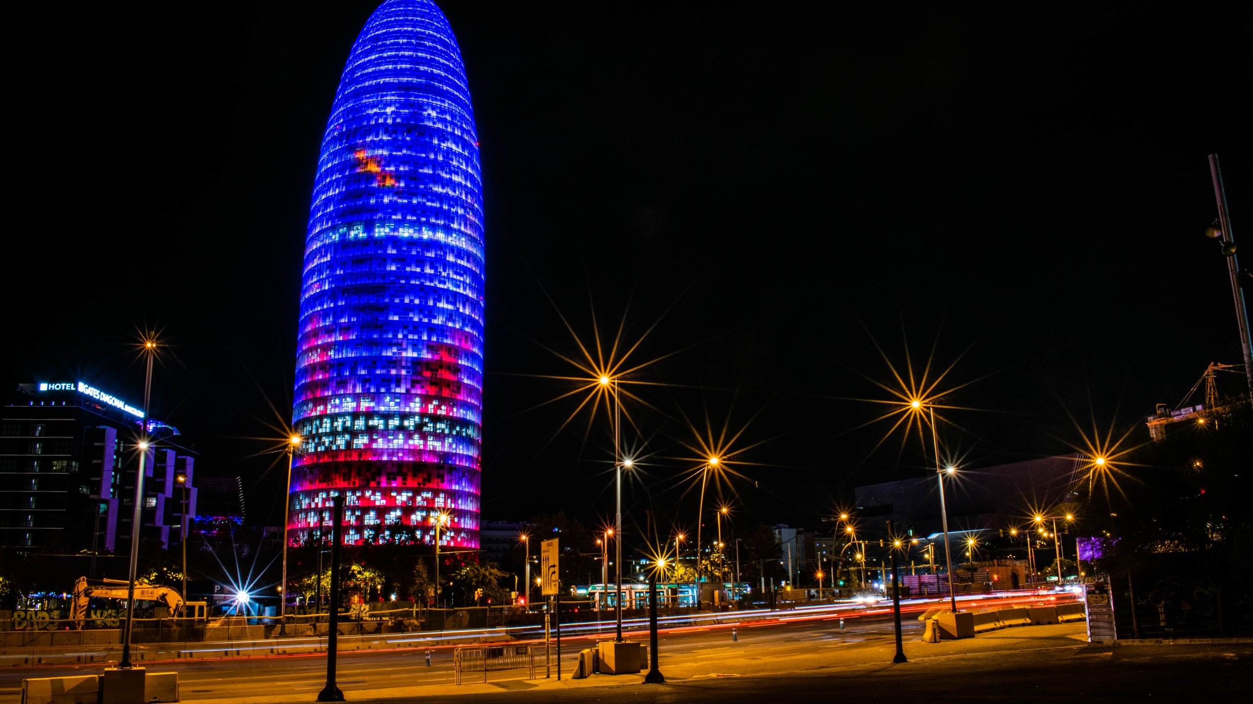 Обои ночь, torre agbar, агбар, фонари, огни, город, здание, испания, небоскрёб, барселона, башня агбар, night, lights, the city, the building, spain, skyscraper, barcelona разрешение 6000x4000 Загрузить