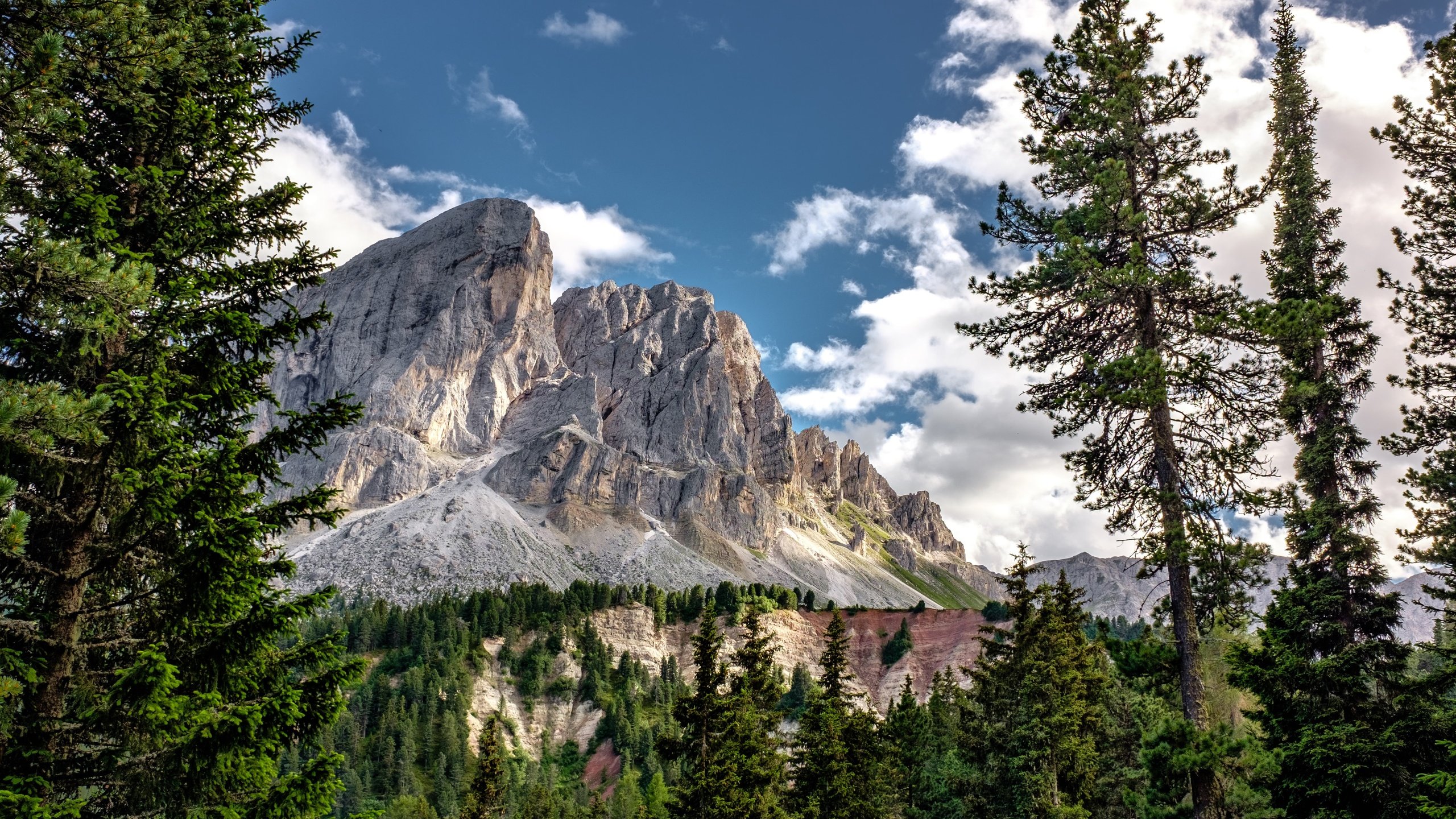 Обои небо, облака, деревья, горы, скалы, природа, лес, италия, the sky, clouds, trees, mountains, rocks, nature, forest, italy разрешение 4741x3161 Загрузить