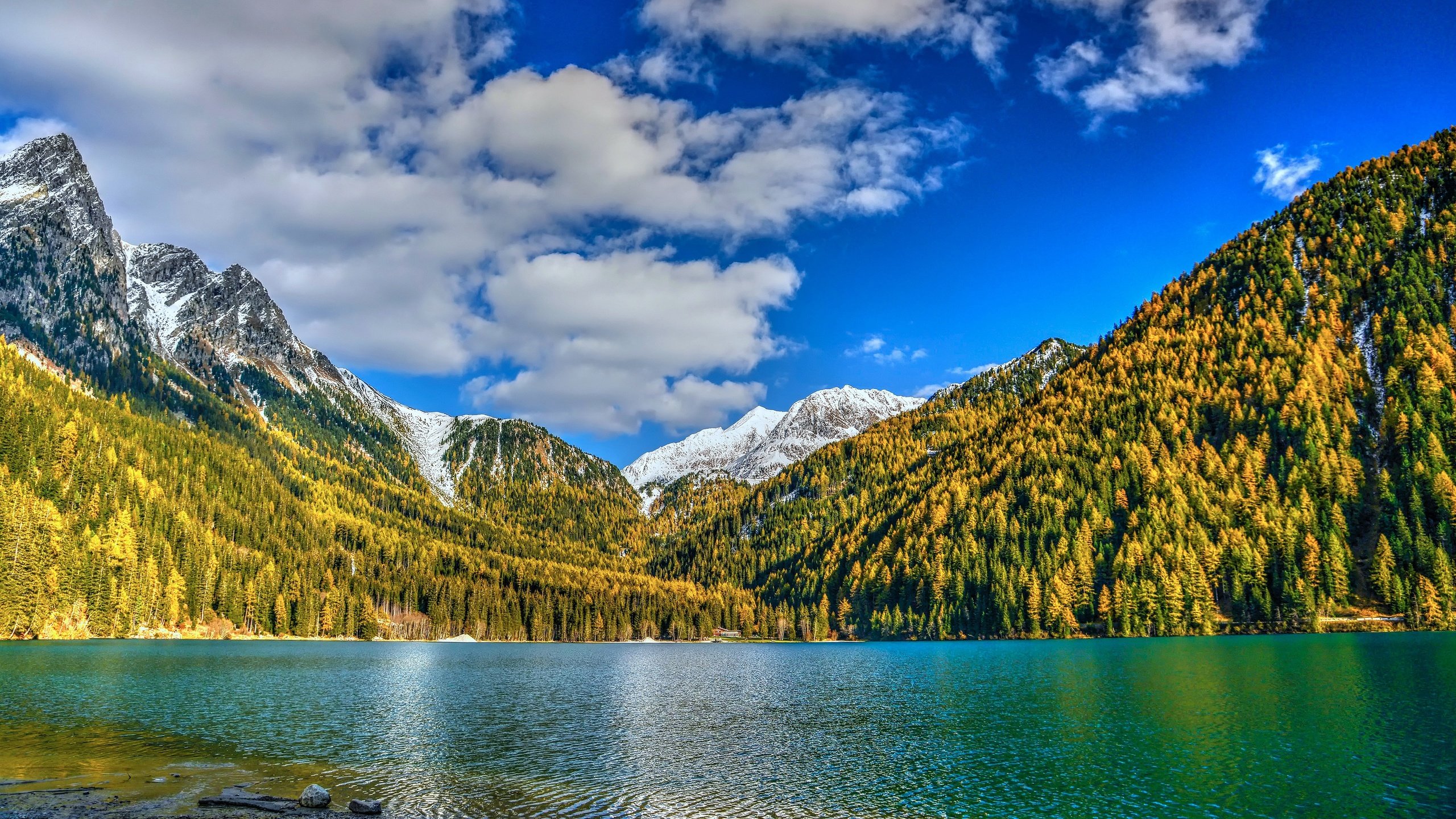 Обои краски осени, облака, озеро, горы, снег, лес, осень, вершины, водоем, the colors of autumn, clouds, lake, mountains, snow, forest, autumn, tops, pond разрешение 3840x2160 Загрузить