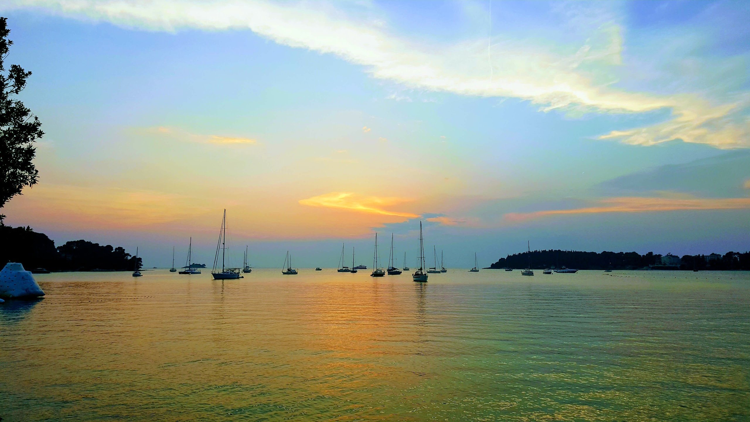 Обои вечер, море, яхты, побережье, бухта, хорватия, the evening, sea, yachts, coast, bay, croatia разрешение 4191x2316 Загрузить