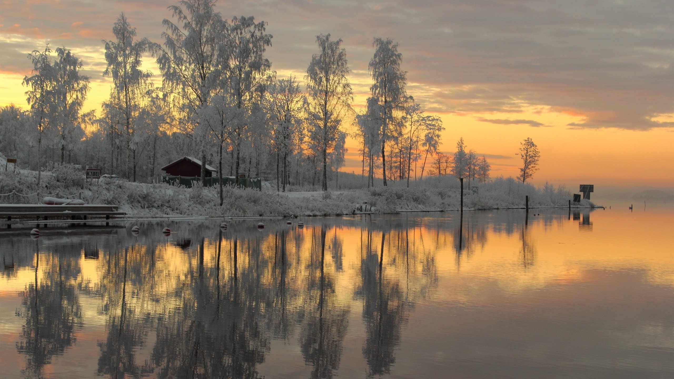 Обои деревья, река, снег, зима, закат солнца, швеция, trees, river, snow, winter, sunset, sweden разрешение 5120x2880 Загрузить