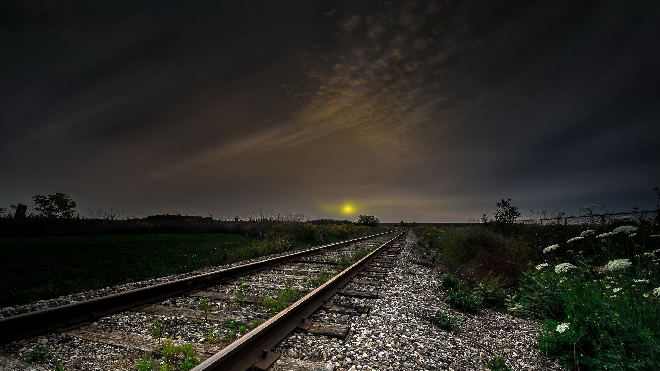 Обои небо, ночь, железная дорога, рельсы, поле, горизонт, the sky, night, railroad, rails, field, horizon разрешение 3840x2160 Загрузить