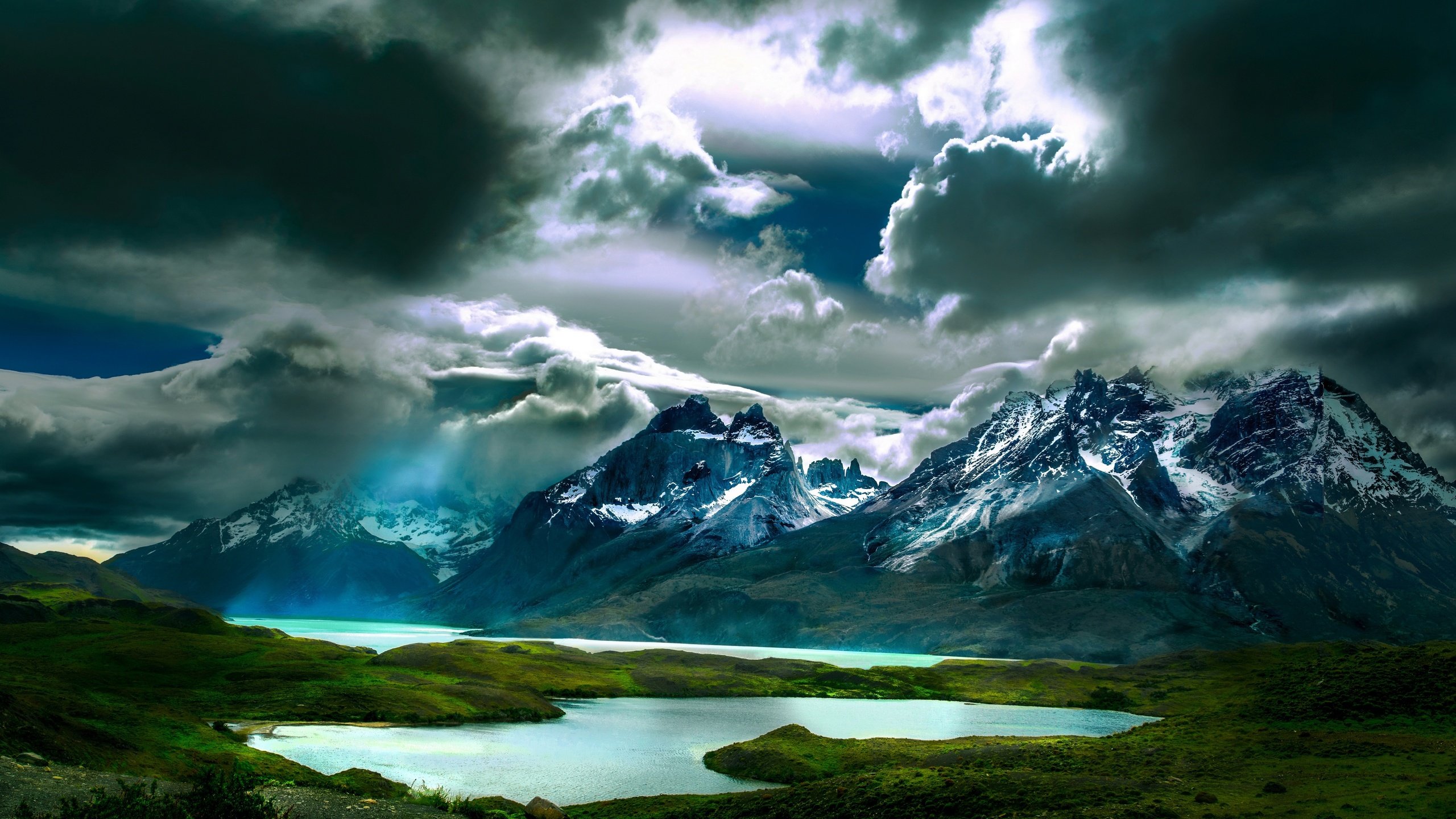 Обои озеро, горы, природа, тучи, лучи, lake, mountains, nature, clouds, rays разрешение 5120x2880 Загрузить