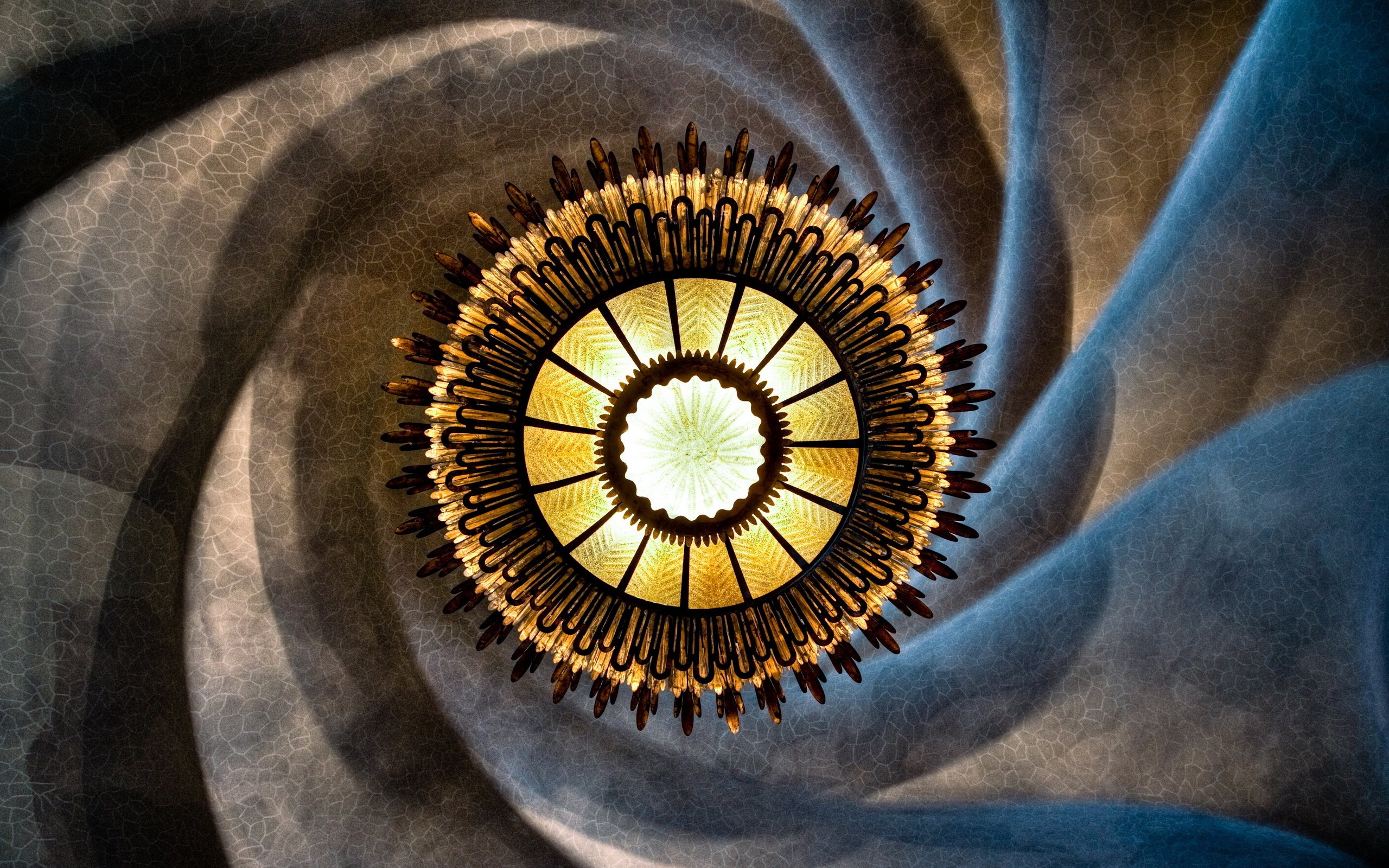 Обои свет, абстракция, спираль, люстра, light, abstraction, spiral, chandelier разрешение 2560x1700 Загрузить
