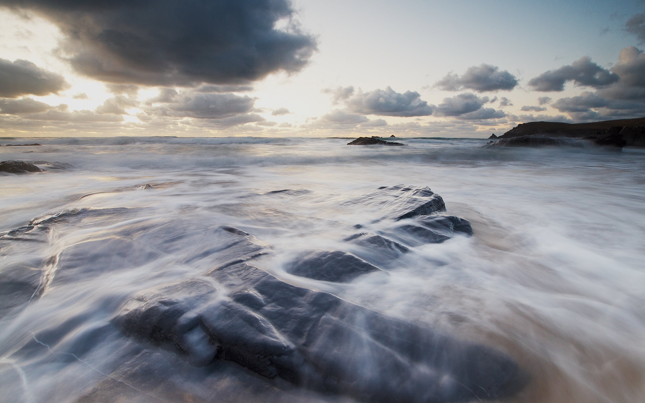 Обои облака, вода, камни, берег, море, clouds, water, stones, shore, sea разрешение 2560x1920 Загрузить