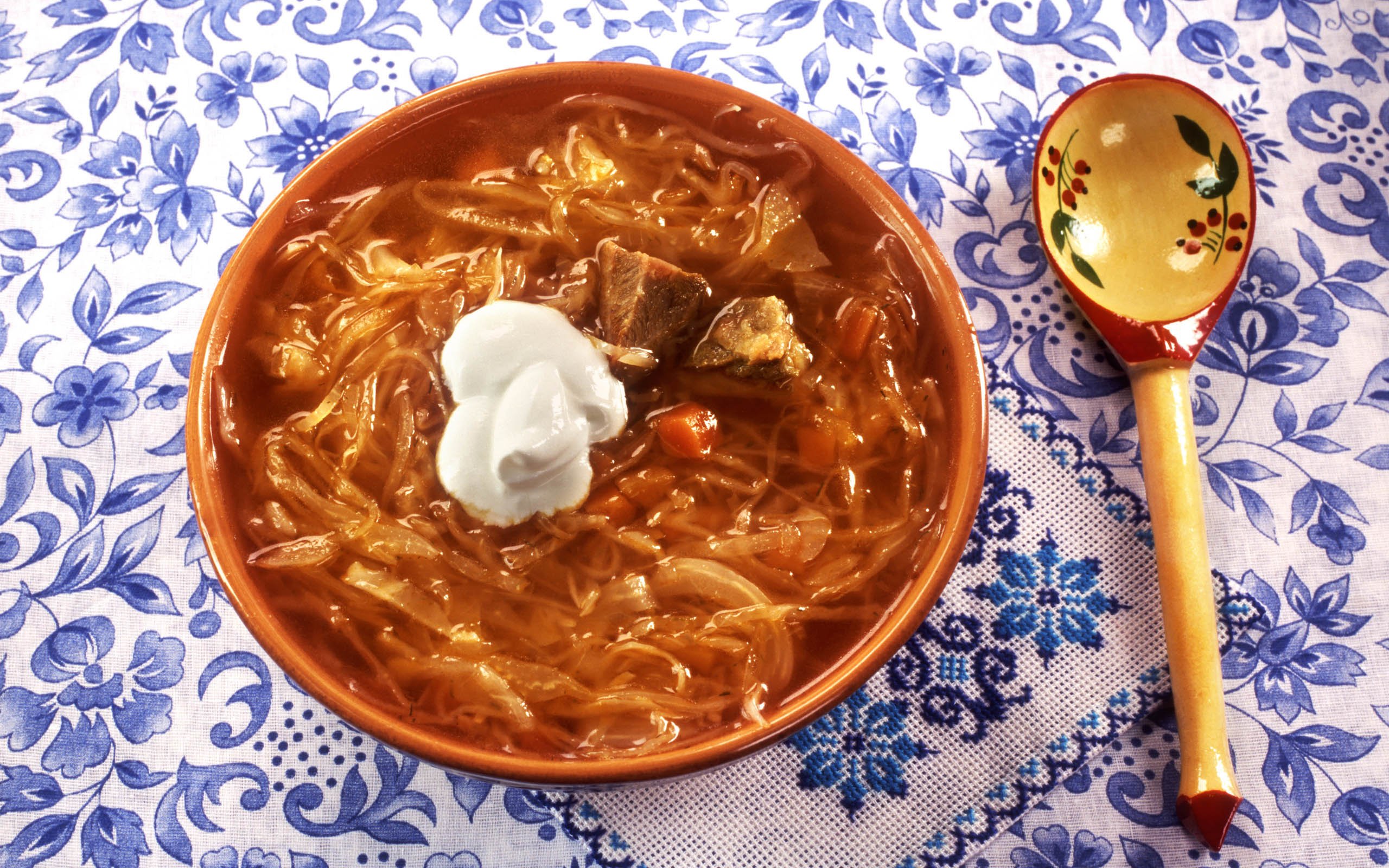 Обои ложка, капуста, борщ, сметана, щи, spoon, cabbage, soup, sour cream разрешение 2560x1920 Загрузить