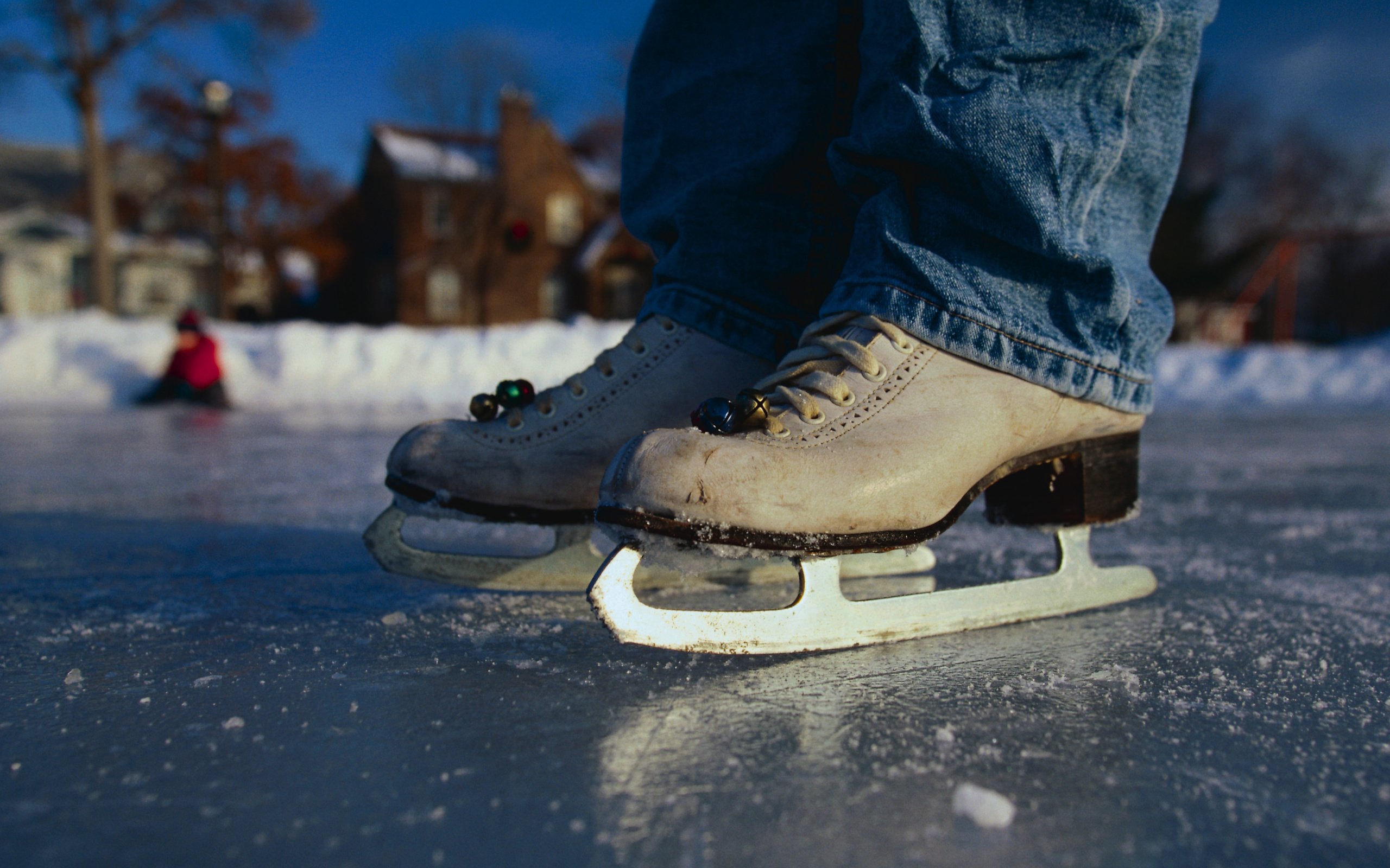 Обои зима, джинсы, каток, коньки, winter, jeans, rink, skates разрешение 3947x2625 Загрузить